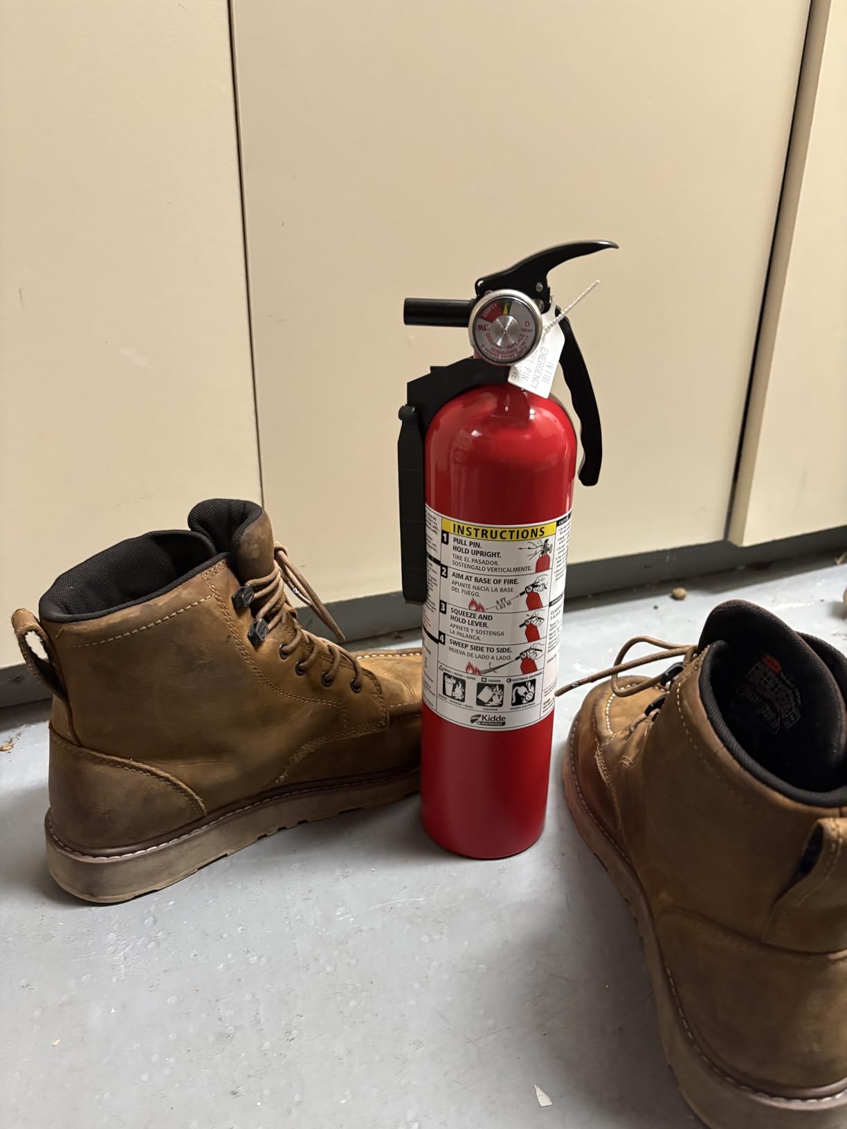 Kidde Basic 110 Fire Extinguisher for Home, 1-A:10-B:C, FA110G, 1 Pack | Residential Multi-Purpose Extinguisher for Small Common Household Fires, 2.5 lb. Dry Chemical customer photo 2