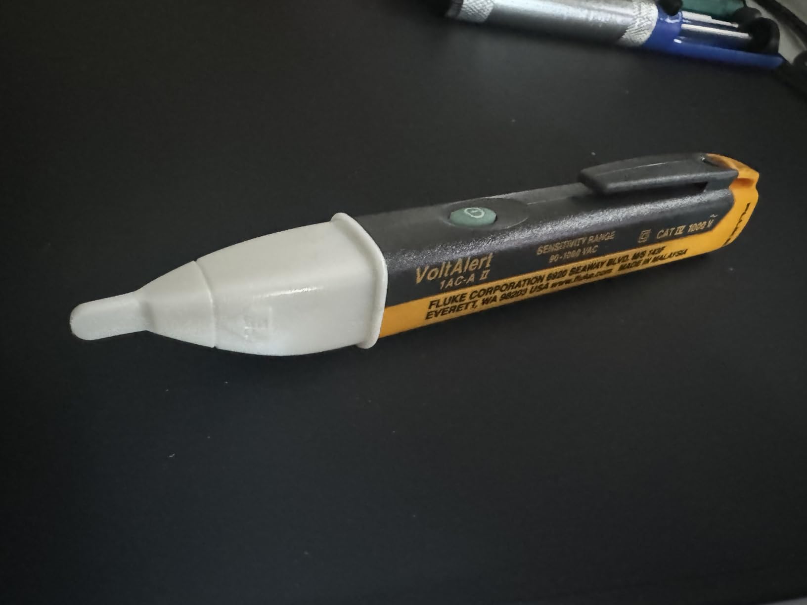 Fluke 1AC II VoltAlert Non-Contact Voltage Tester, Pocket-Sized, 90-1000V AC, Audible Beeper, CAT IV Rating customer photo 2