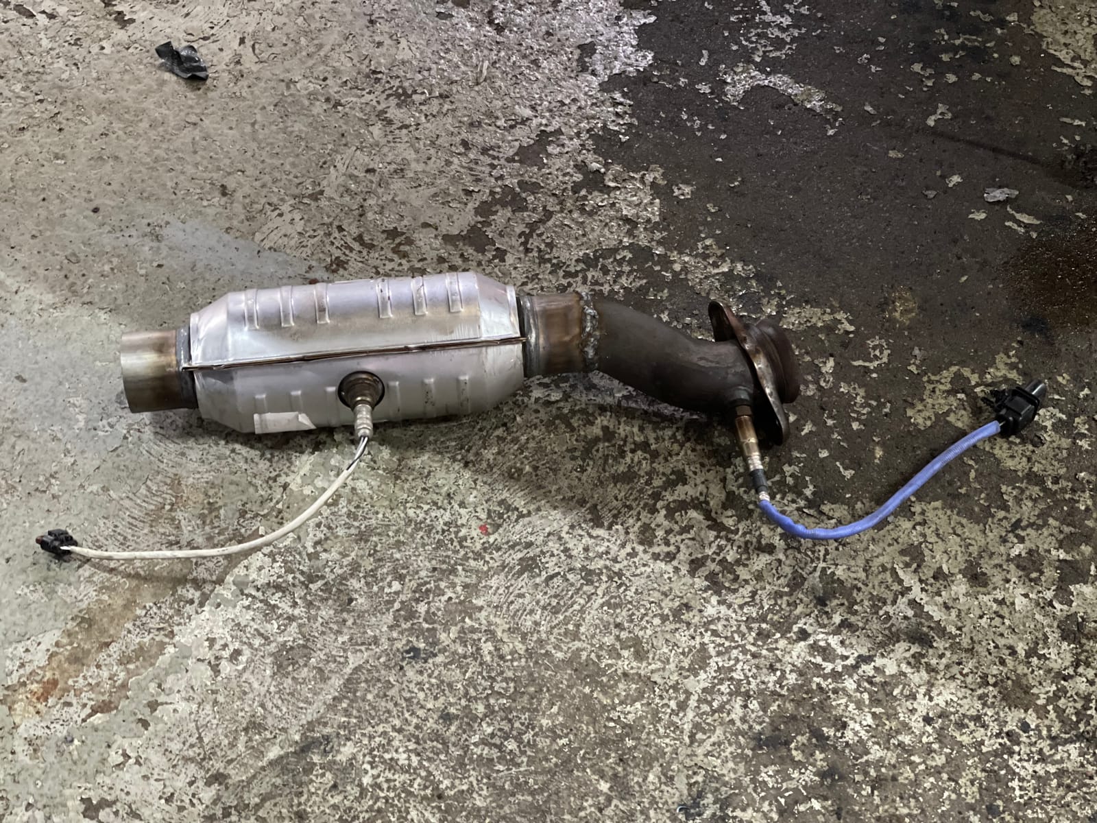 MagnaFlow Universal Catalytic Converter 51356 (Federal/EPA Compliant) | OE Replacement, 2.5/2.5