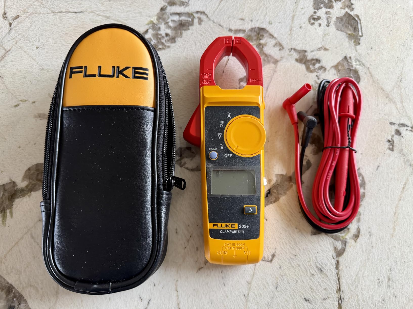 Fluke 302+ Digital Clamp Meter, 30mm Jaw, Measures AC Current to 400A, Measures AC/DC Voltage to 600V, Includes 2 Year Warranty customer photo 2