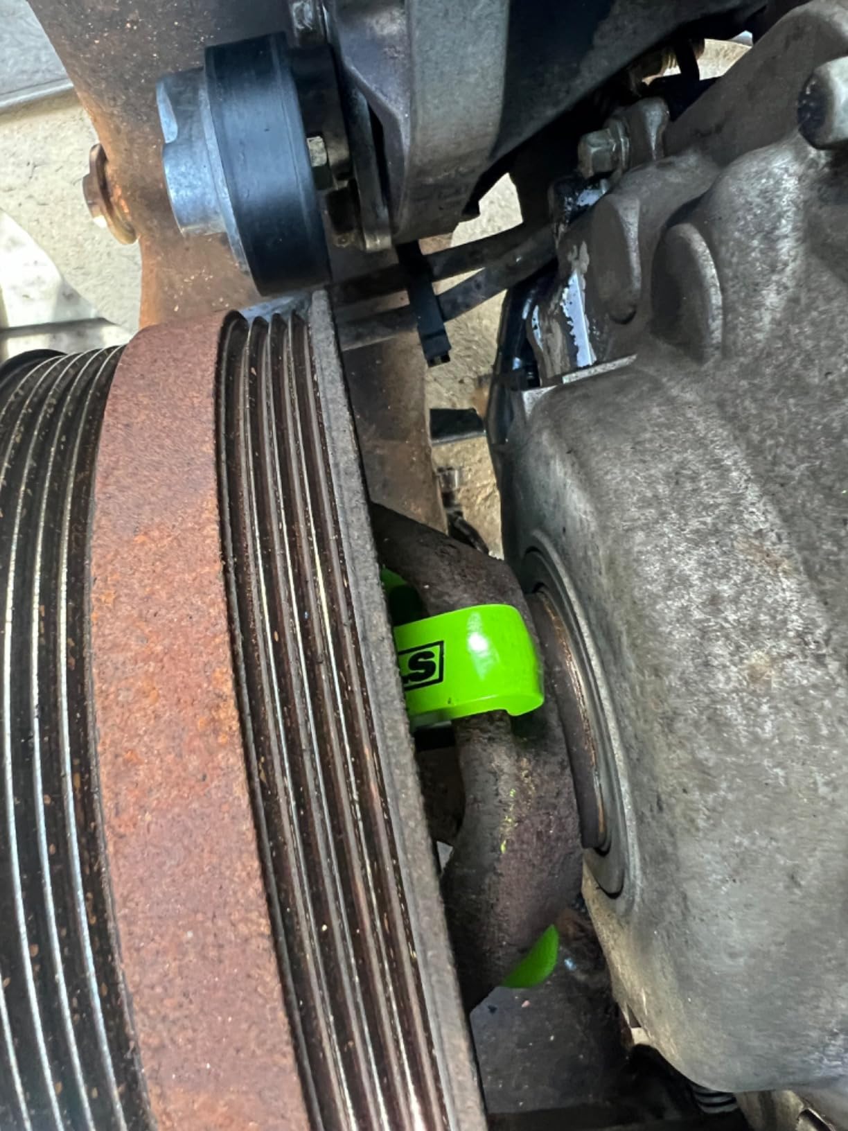 OEMTOOLS Harmonic Balancer Puller Kit, Adjustable 3-Jaw Puller Design | Spring-loaded Jaws, Comes in Storage Case, Removes Damper Pulleys in Tight Engine Compartments customer photo 1