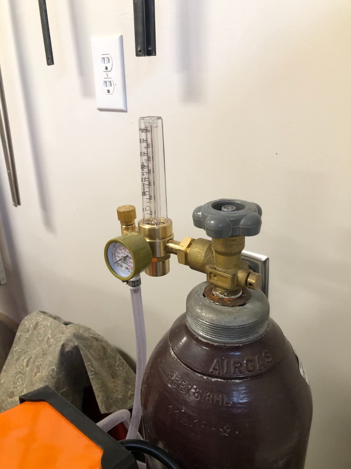 BETOOLL Argon/CO2 Mig Tig Flow Meter Gas Regulator Gauge Welding Weld, CGA580 Inlet Connection customer photo 2