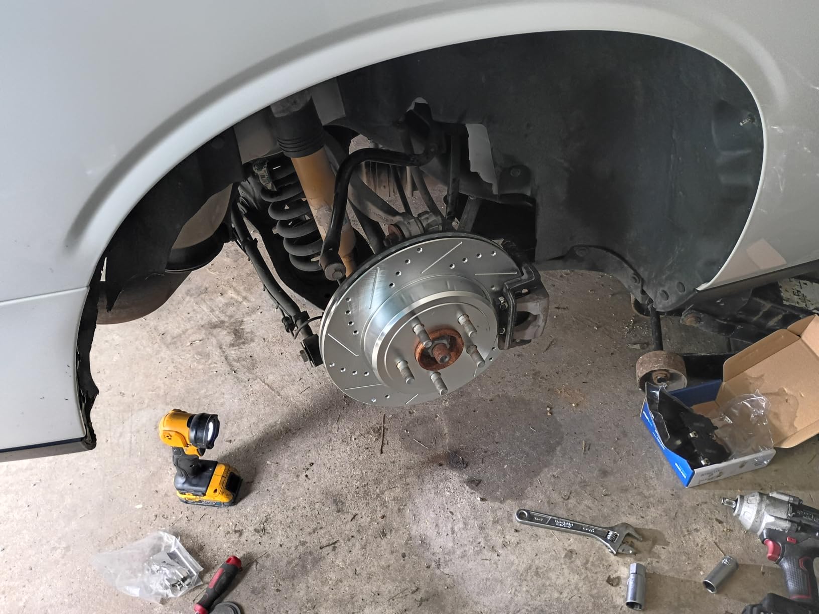 Detroit Axle - Front and Rear Brake Kit for 2012-2020 Ford F-150 | Drilled & Slotted Brake Rotors Ceramic Brake Pads Replacement 13.78'' Front and 13.70'' Rear Rotors [Manual Parking Brake] customer photo 1