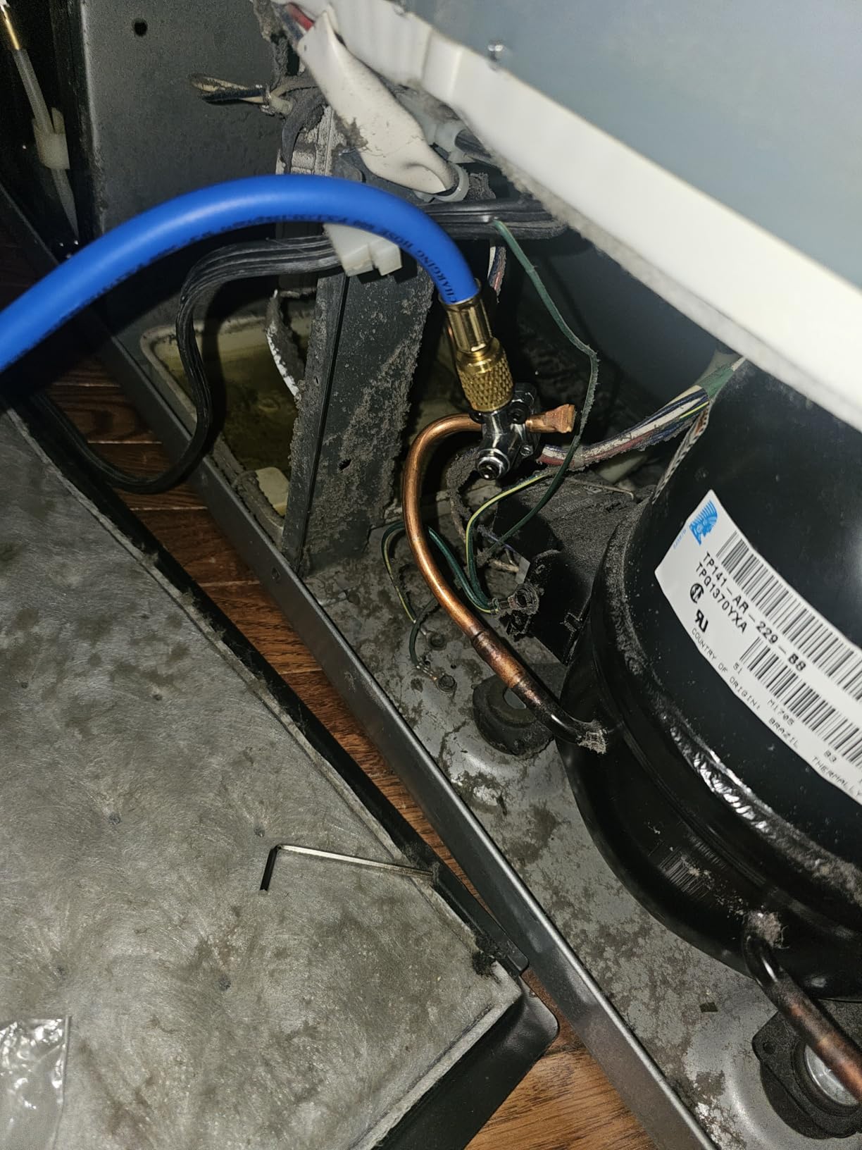 Refrigerator Freon Recharge Kit, AC Recharge Kit with BPV31 Piercing Valve | R134a/R-12/R-22 Refrigerant Charging Gauge Hose Set for Home Refrigerators, AC Refrigerant System customer photo 1