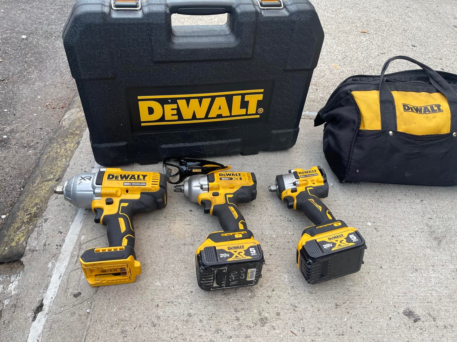 DEWALT ATOMIC 20V MAX 1/2 in. Cordless Impact Wrench with Hog Ring Anvil (Tool Only) (DCF921B) customer photo 2