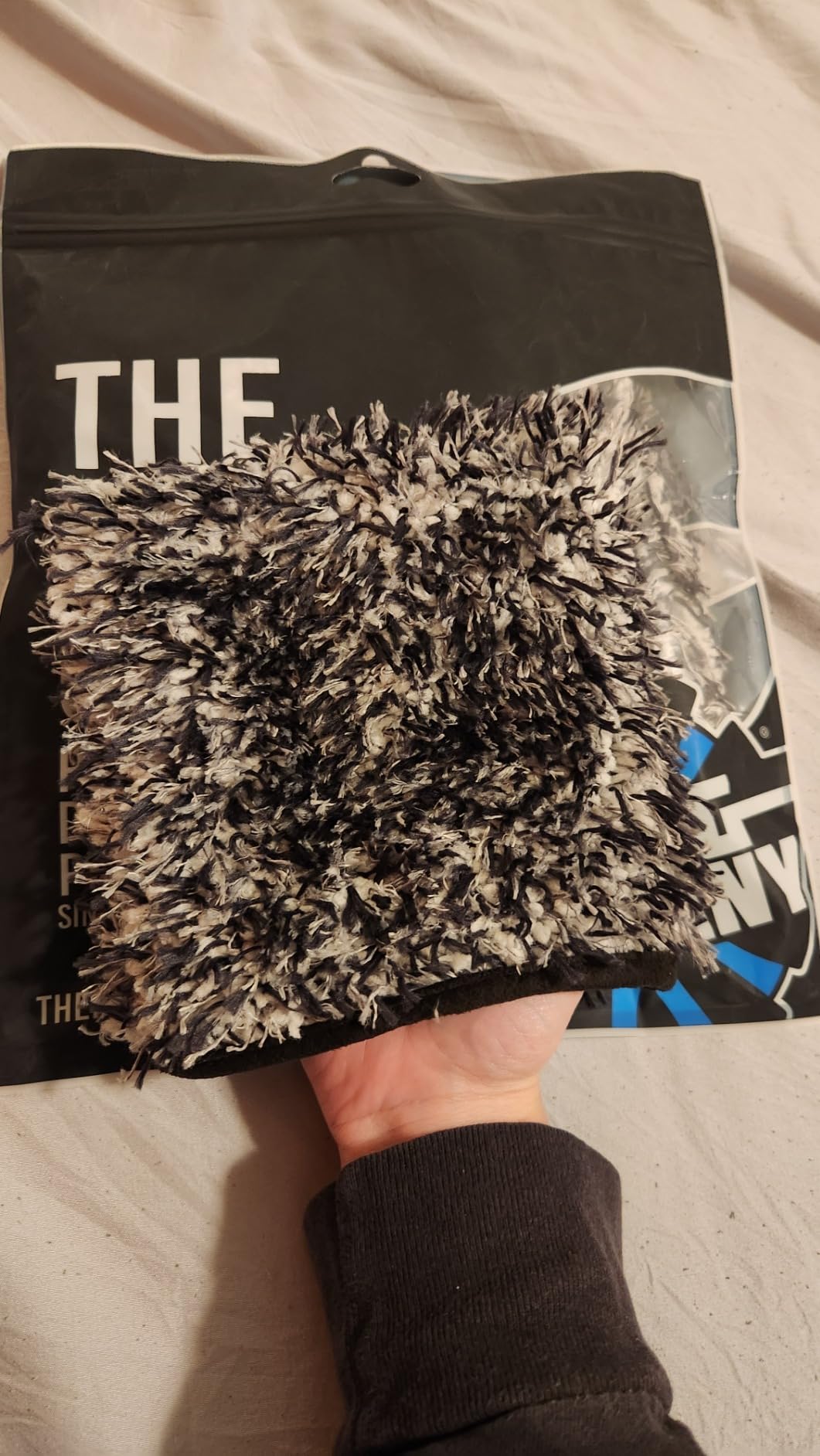The Rag Company - The Cyclone Ultra Wash Mitts - 70/30 'Gauntlet' Blend Korean Microfiber, Foam Padding, Scratch-Free, Lint-Free, Great for Rinseless Washing, 8in x 9in, Blue + Black (2-Pack) customer photo 2