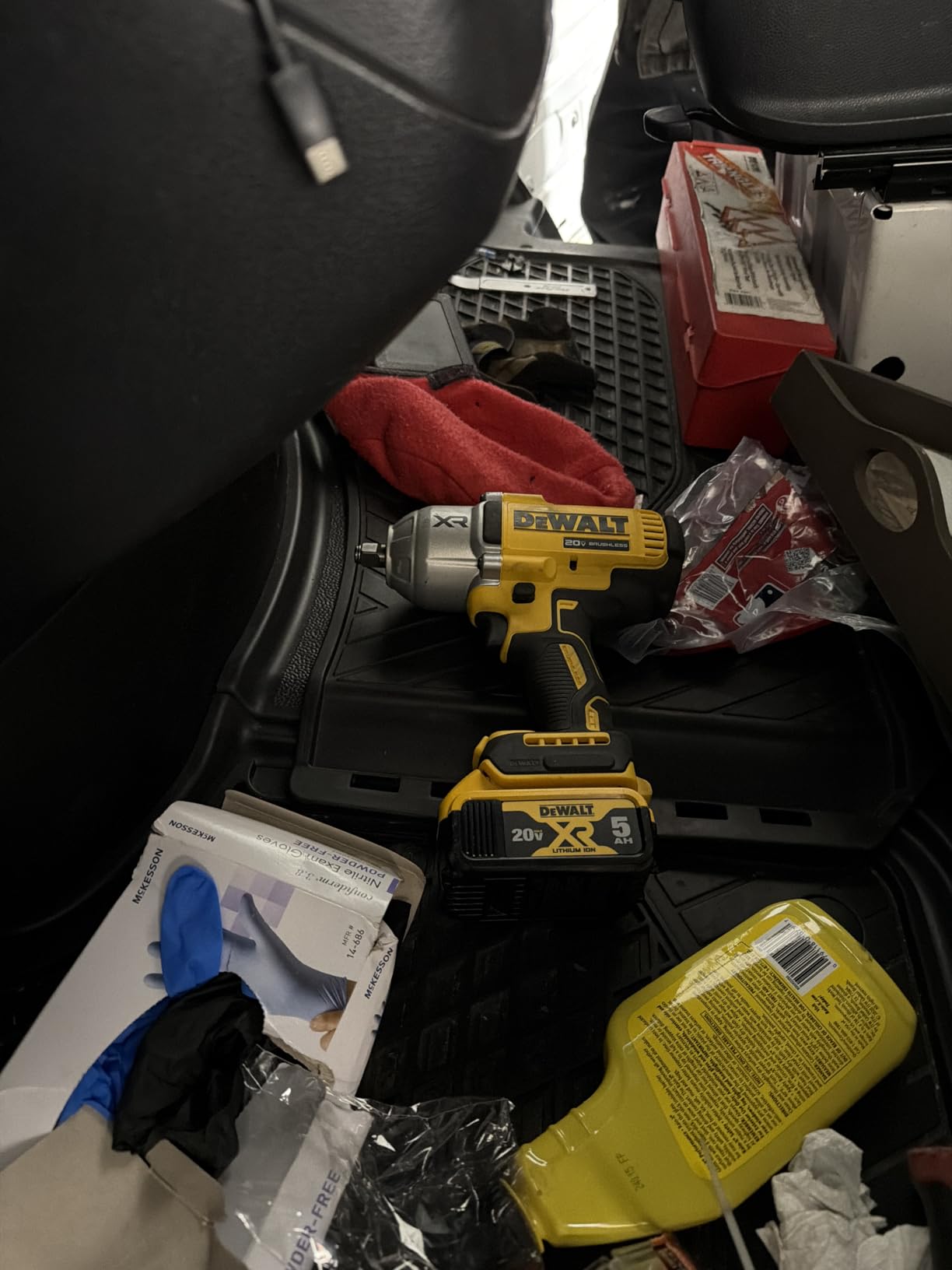 DEWALT 20V MAX Cordless Impact Wrench with Hog Ring Anvil, Brushless High Torque 1/2 Impact Gun, 4-Mode Speed (DCF900P1) customer photo 2
