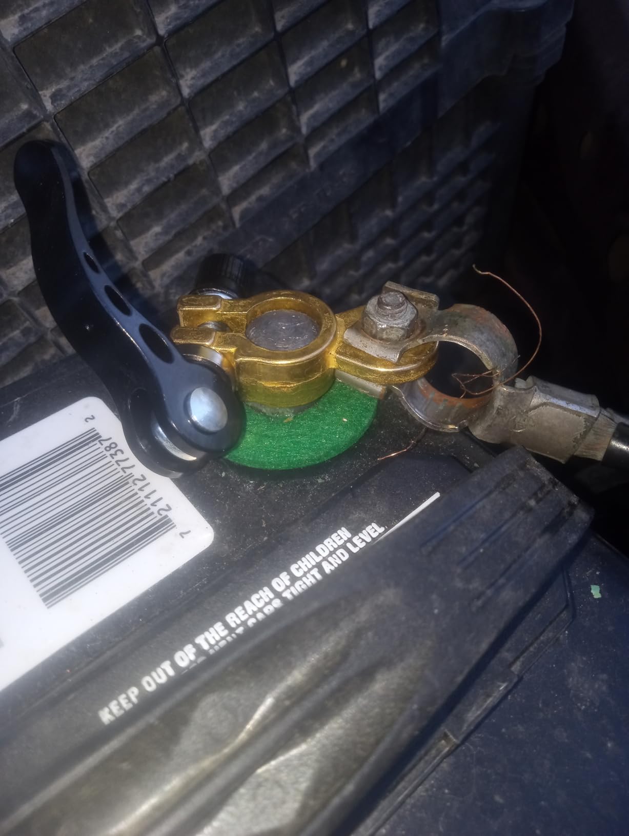 Battery Terminal Connectors 1 Pair, Battery Terminals Brass (M8 x 25mm Bolt), Battery Cable Ends Quick Release, Car Battery Terminal with Anti-Corrosion Pad for Car, caravan, truck, boat by XIOGZAXI customer photo 2