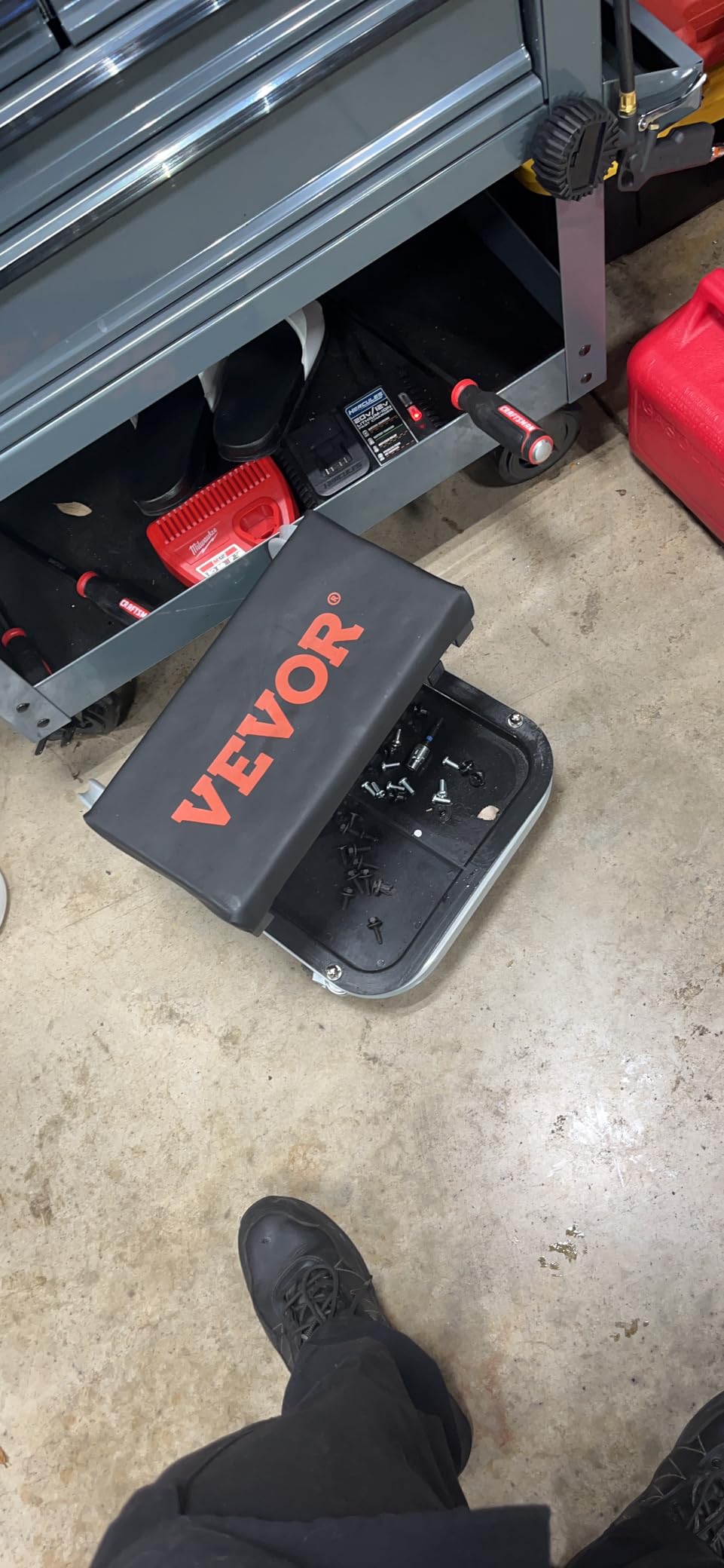 VEVOR Rolling Creeper Garage/Shop Seat, 250 LBS Capacity Padded Rolling Workshop Stool with 3-Section Tool Tray Storage customer photo 2