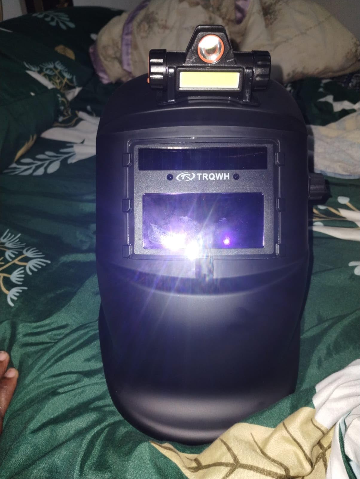 TRQWH Welding Hood Auto Darkening Welding Helmet with Light True Color | 1/1/1/2 Top Optical Clarity, Wide Shade 9-13 Welding Mask, with Welding Gloves, for TIG MIG ARC Cut and Grind customer photo 1