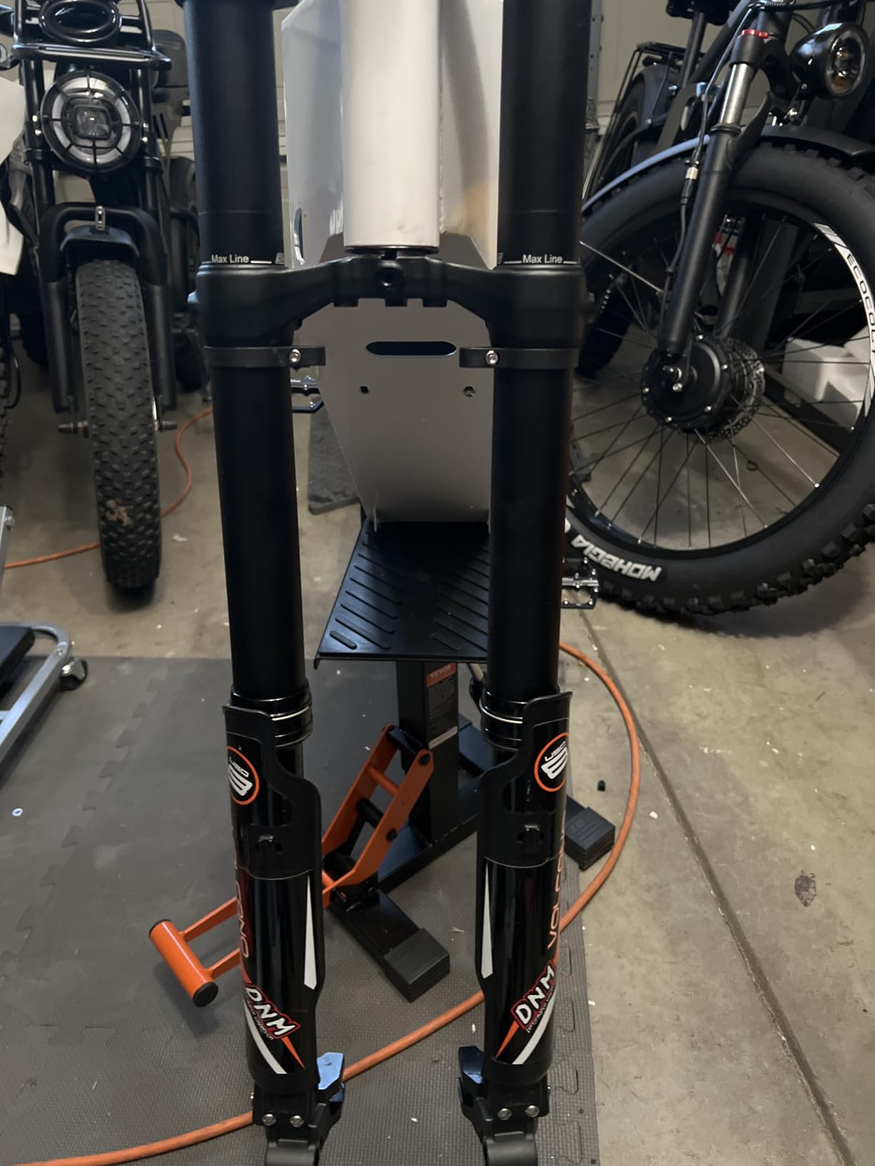 VEVOR Dirt Bike Lift Stand 440 lbs Capacity Motorcycle Jack Lift Stand | For Dirt Pit Bike Repair, Maintenance, Dirt Bike Accessories, Hydraulic Lift Operation, with Height Adjustable Hoist Table customer photo 2