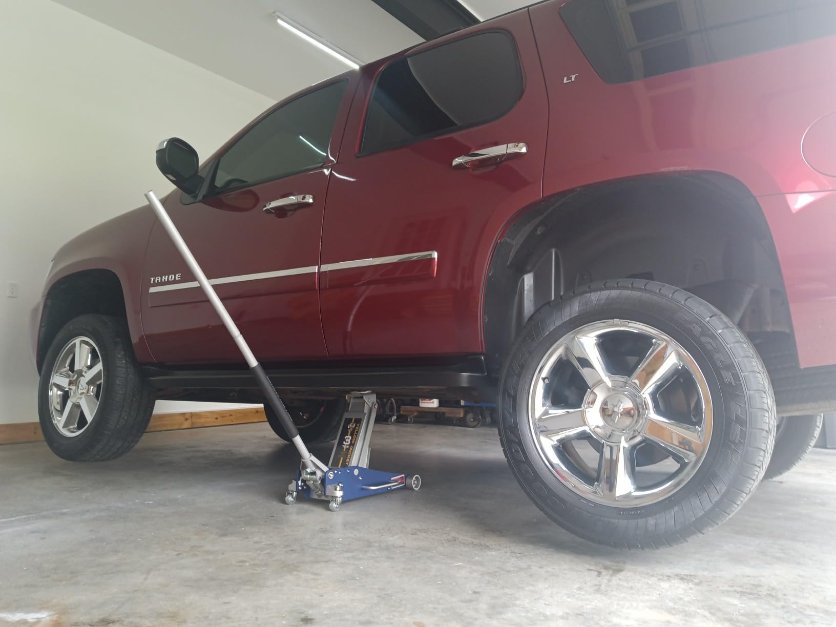 YELLOW JACKET Floor Jack 3 Ton Hydraulic Low Profile Aluminum and Steel Racing Car Jack with Fast Lifting Dual Pump for SUV, Truck, MVP, 6600 lbs Capacity customer photo 1