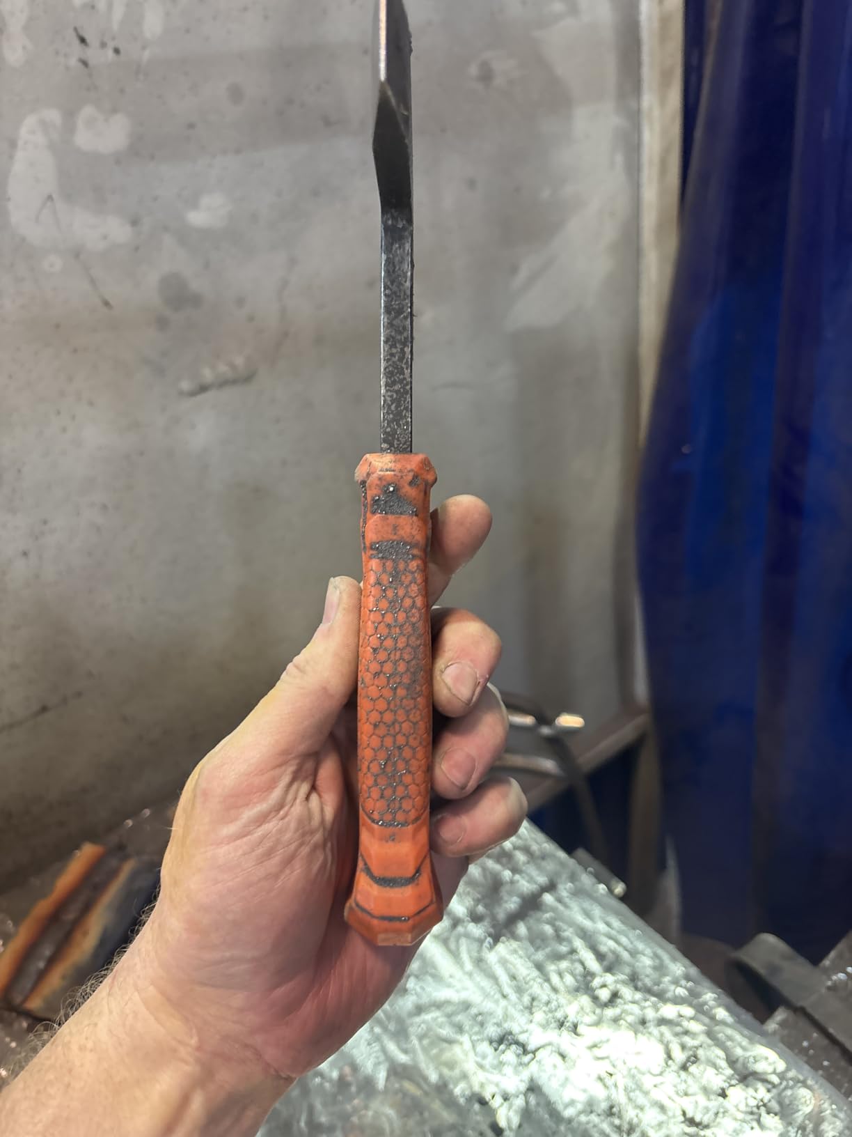 Klein Tools H80612 Welding Chipping Hammer, 10-Ounce Steel Head Slag Hammer with Shock Reduction Heat-Resistant Nylon Grip Handle, 7-Inch customer photo 1