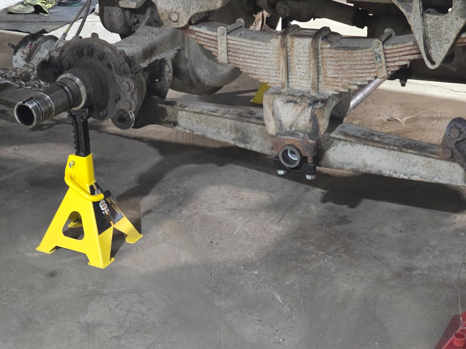 YELLOW JACKET Jack Stands 6 Ton with Double Locking and Large Foot Base for Lifting SUVS, Heavy Duty Steel, 13000 lb Capacity, 1 Pair, Yellow customer photo 1