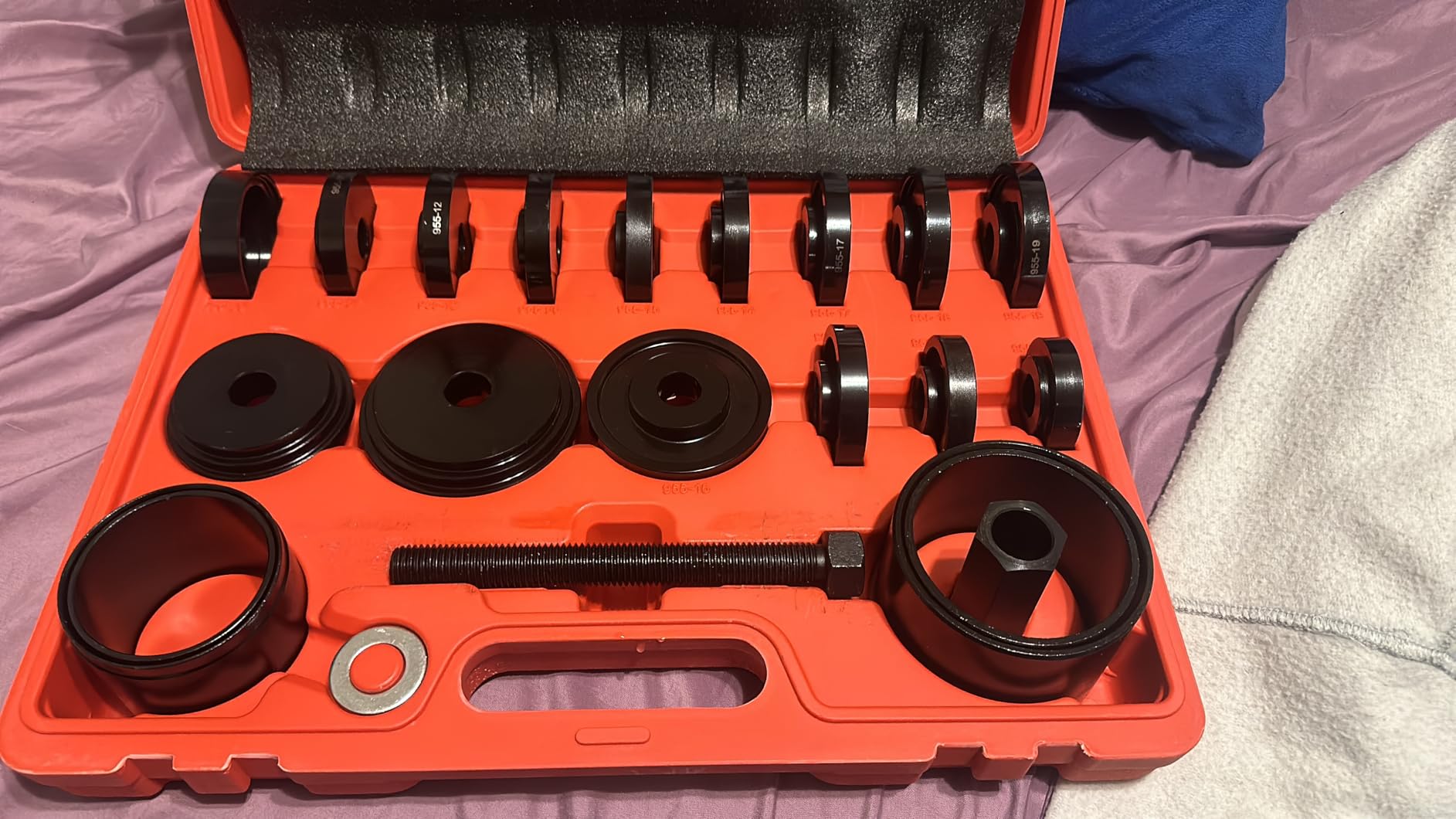 VEVOR Wheel Bearing Press Kit, 23 pcs FWD Bearing Puller Tools, for Front Wheel Drive Bearing Removal and Installation, Wheel Bearing Tool with Sliding Screws, Bushings, Sleeve Plates, Storage Case customer photo 1