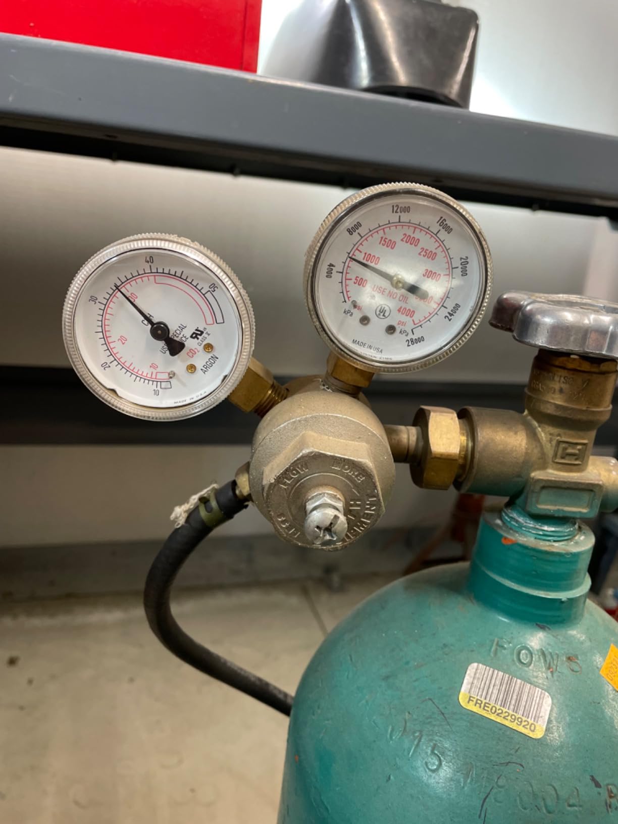 ARCCAPTAIN Argon/CO2/Helium Regulator with 8.2FT Inert Gas Welding Hose | 0-4000 PSI, 0-30+ CFH, CGA580 Inlet Connection, Welding Regulator for MIG and TIG customer photo 1