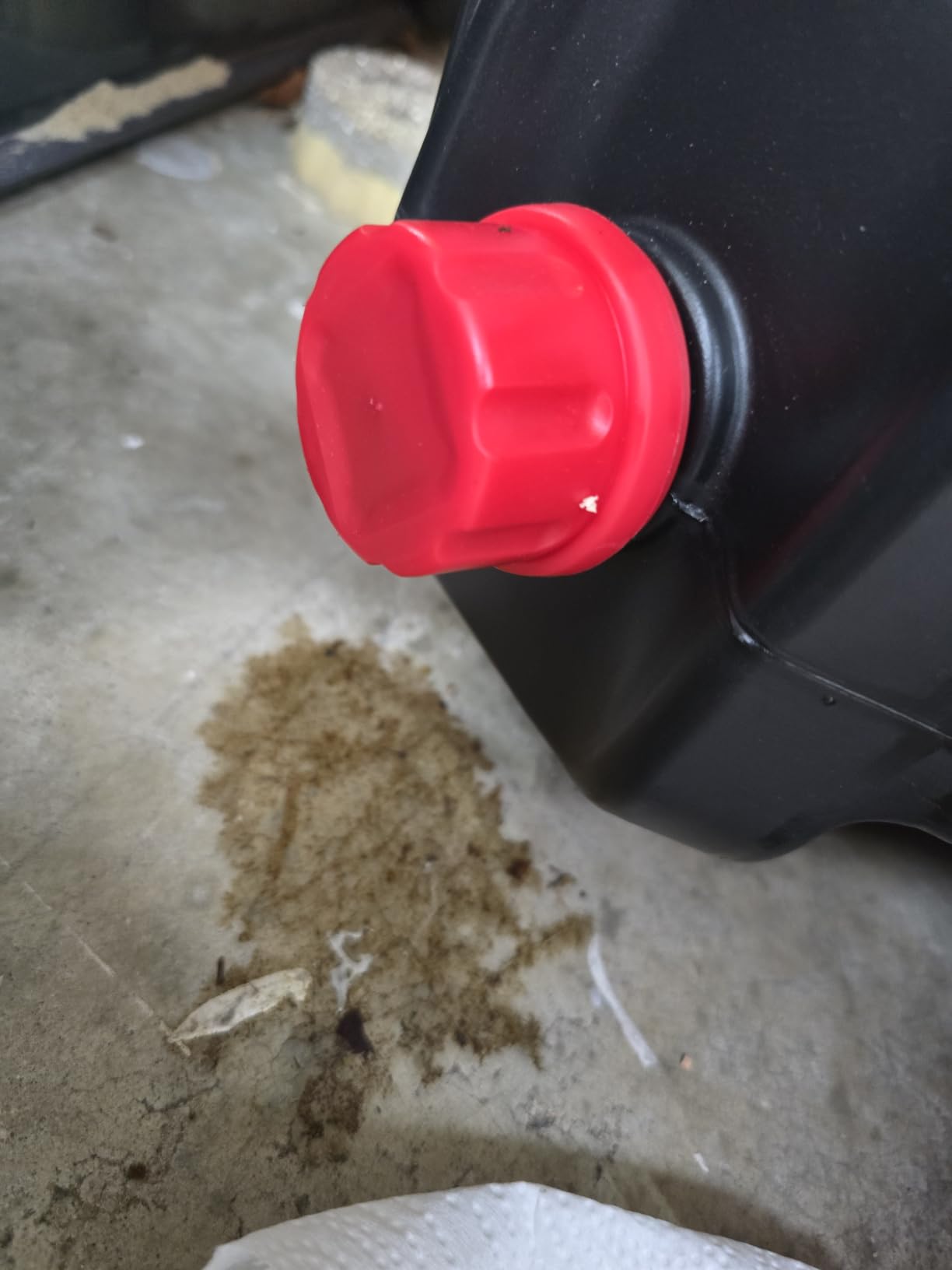Performance Tool W4077 16-Quart Automotive Oil Drain Container, Black | Make car oil and fluid changes easy. Deep pan catches waste. Tethered caps with drip-free gaskets. Integrated handles customer photo 1