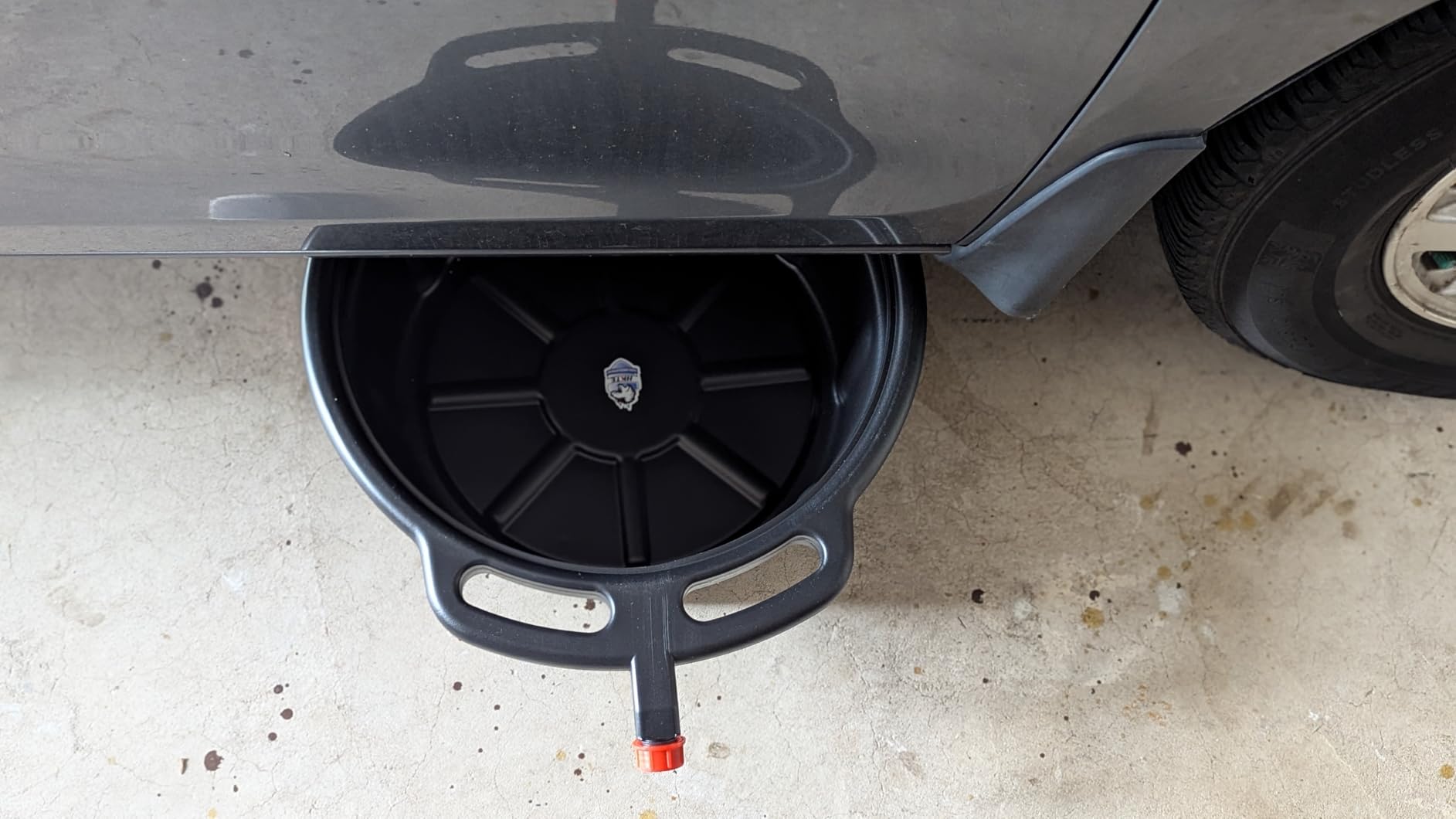 HKTE Oil Drain Pan, 4.2 Gallon, for Cars, SUVs, Pickups & Light Trucks | 16L Heavy-Duty HDPE; 18 in Wide Catch Area; Anti-Splash Lip; Wide Pour Spout customer photo 1