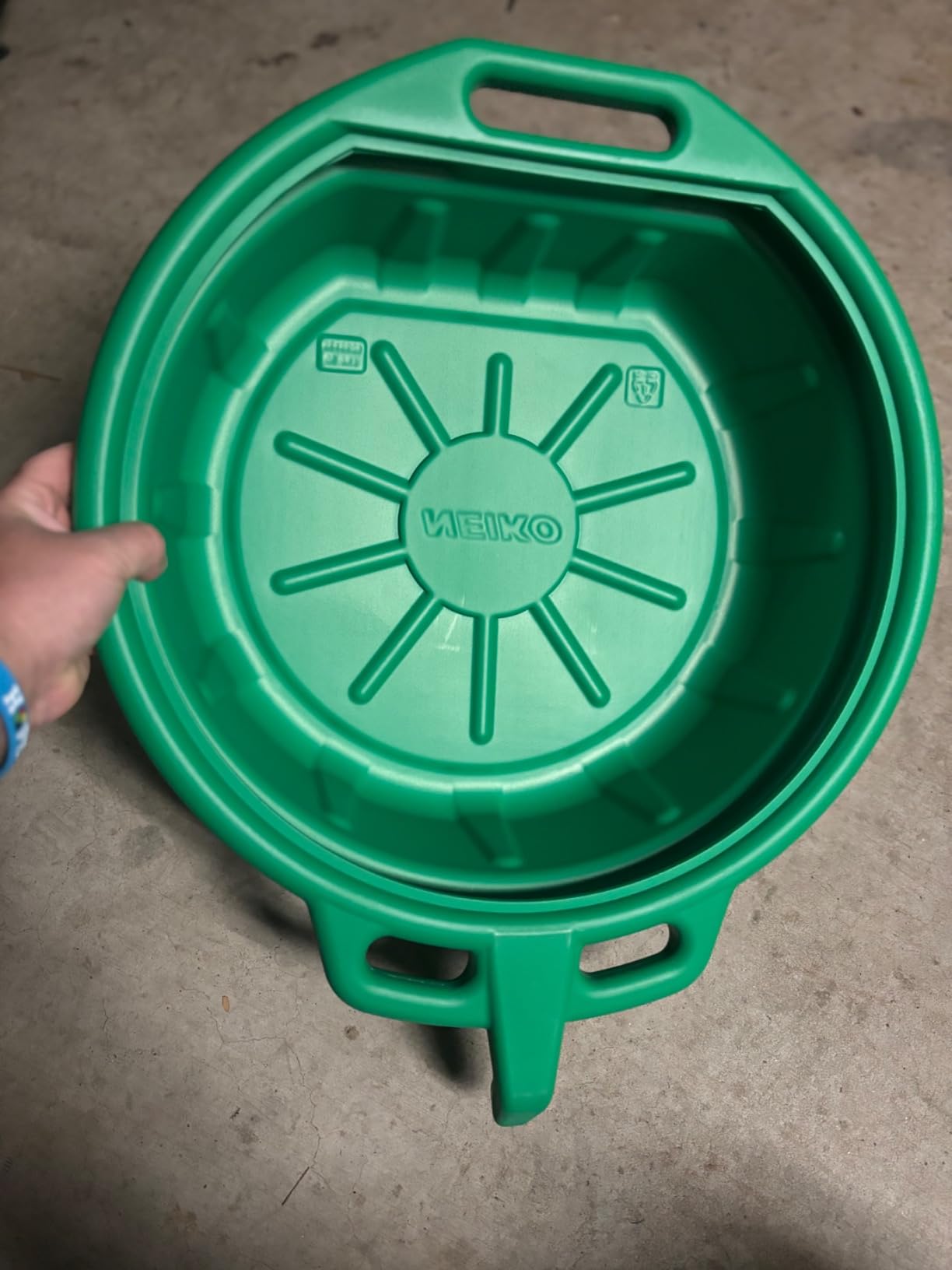NEIKO 20761A 4 Gallon (16L) Anti-Splash Drain Container with Non-Spill Pour Spout, Heavy-Duty Plastic Drip Catcher for Vehicle Fluid Changes, Antifreeze Green customer photo 1