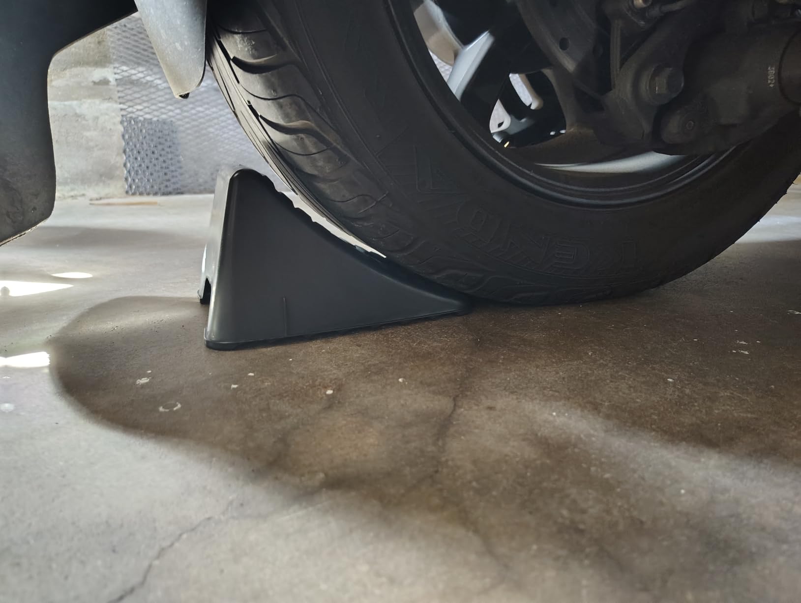 Amazon Basics Automotive Wheel Chocks, 2-Pack, Black customer photo 1
