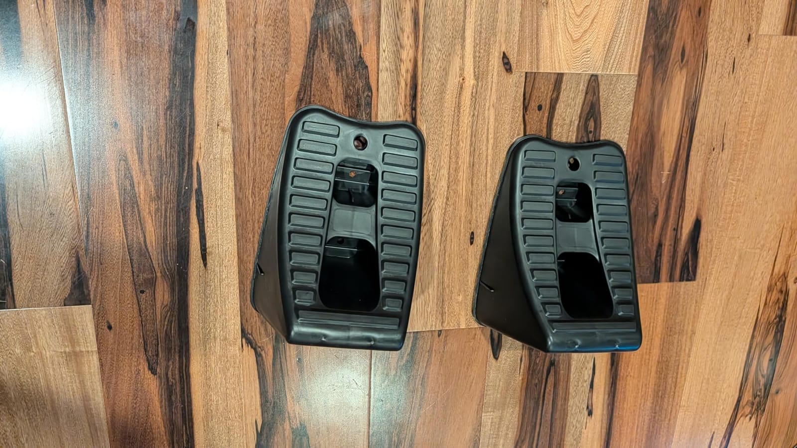 Amazon Basics Automotive Wheel Chocks, 2-Pack, Black customer photo 2