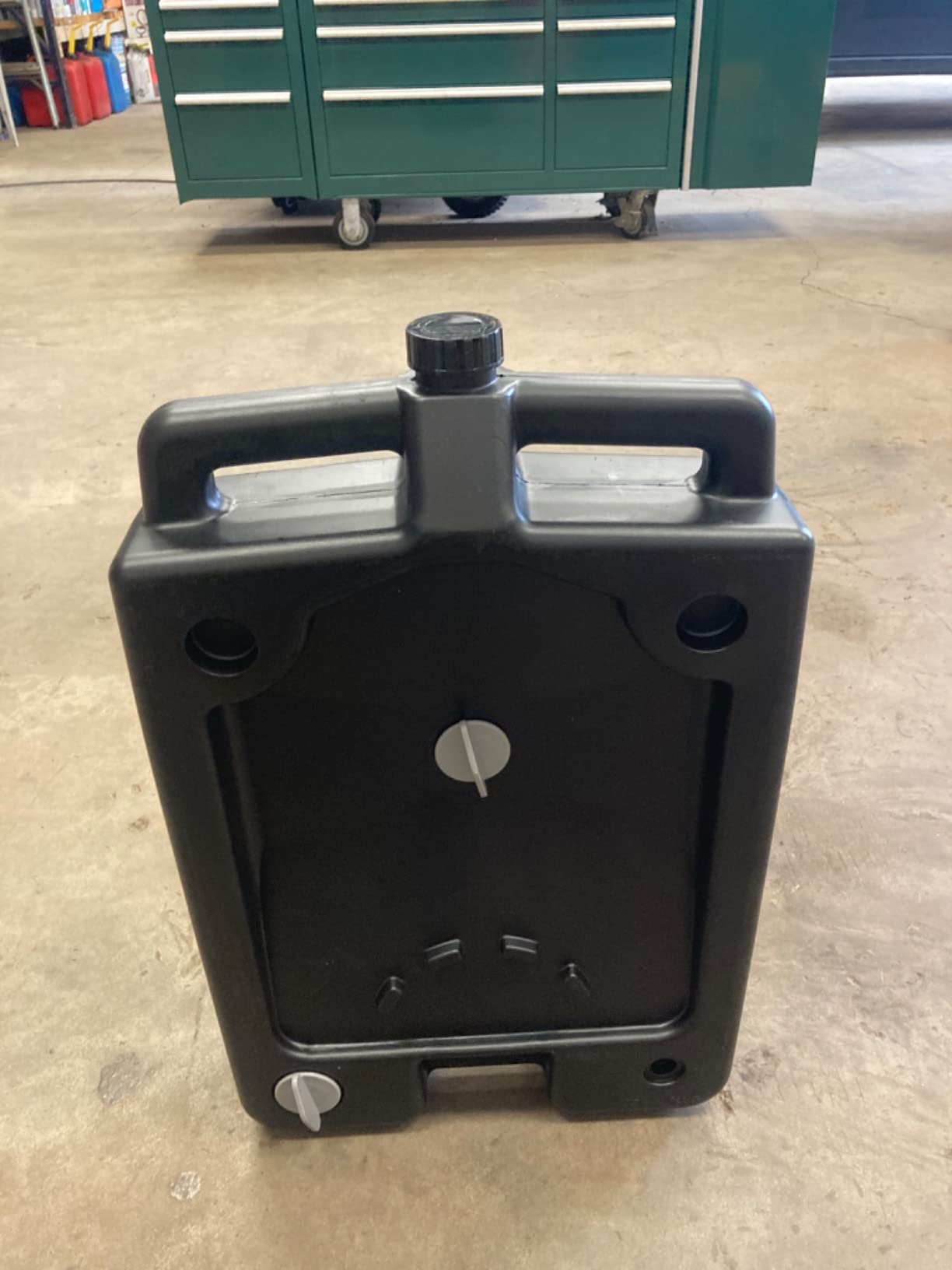 CHAPIN 16-Quart Oil Drain Pan, Splash-Free Design for Clean Changes | Recycled polymer build for home auto care customer photo 2