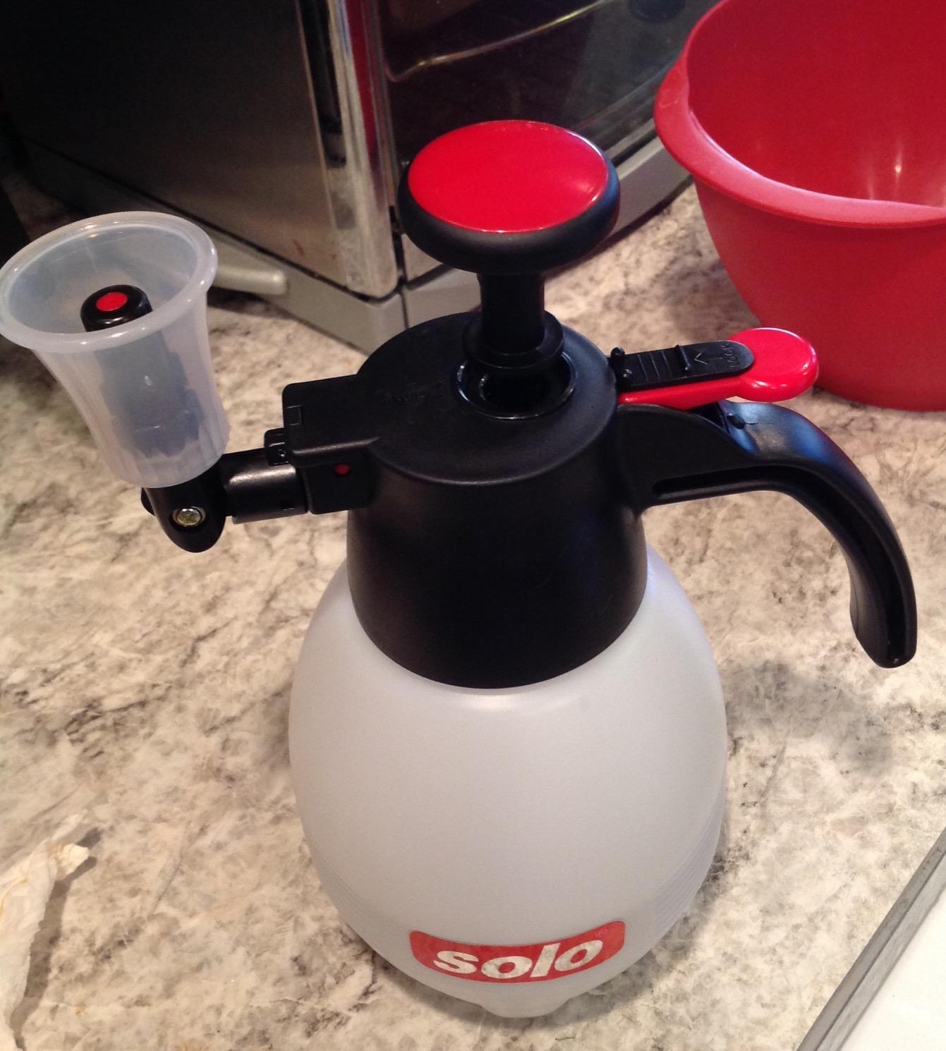 SOLO 418 One-Hand Pressure Sprayer, 1-Liter, Ergonomic Grip for Gardening, Fertilizing, Cleaning & General Use Spraying customer photo 2