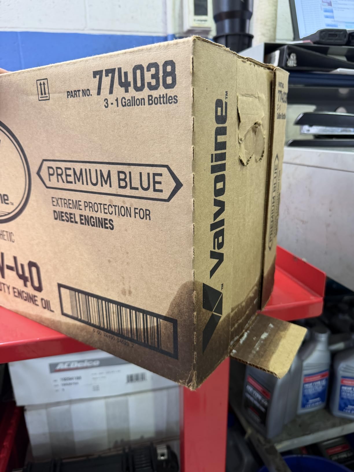 Valvoline Premium Blue Extreme SAE 5W-40 Full Synthetic Diesel Engine Oil 1 GA customer photo 2