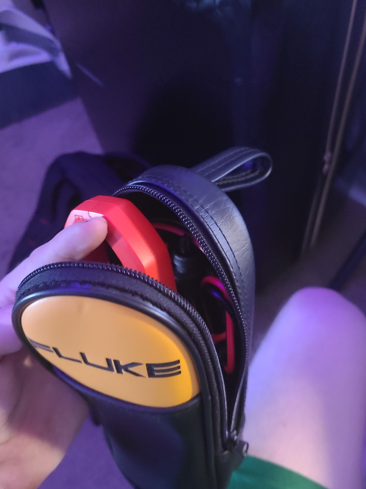 Fluke 325 True-RMS Clamp Meter with Frequency, Temperature & Capacitance Measurements customer photo 2