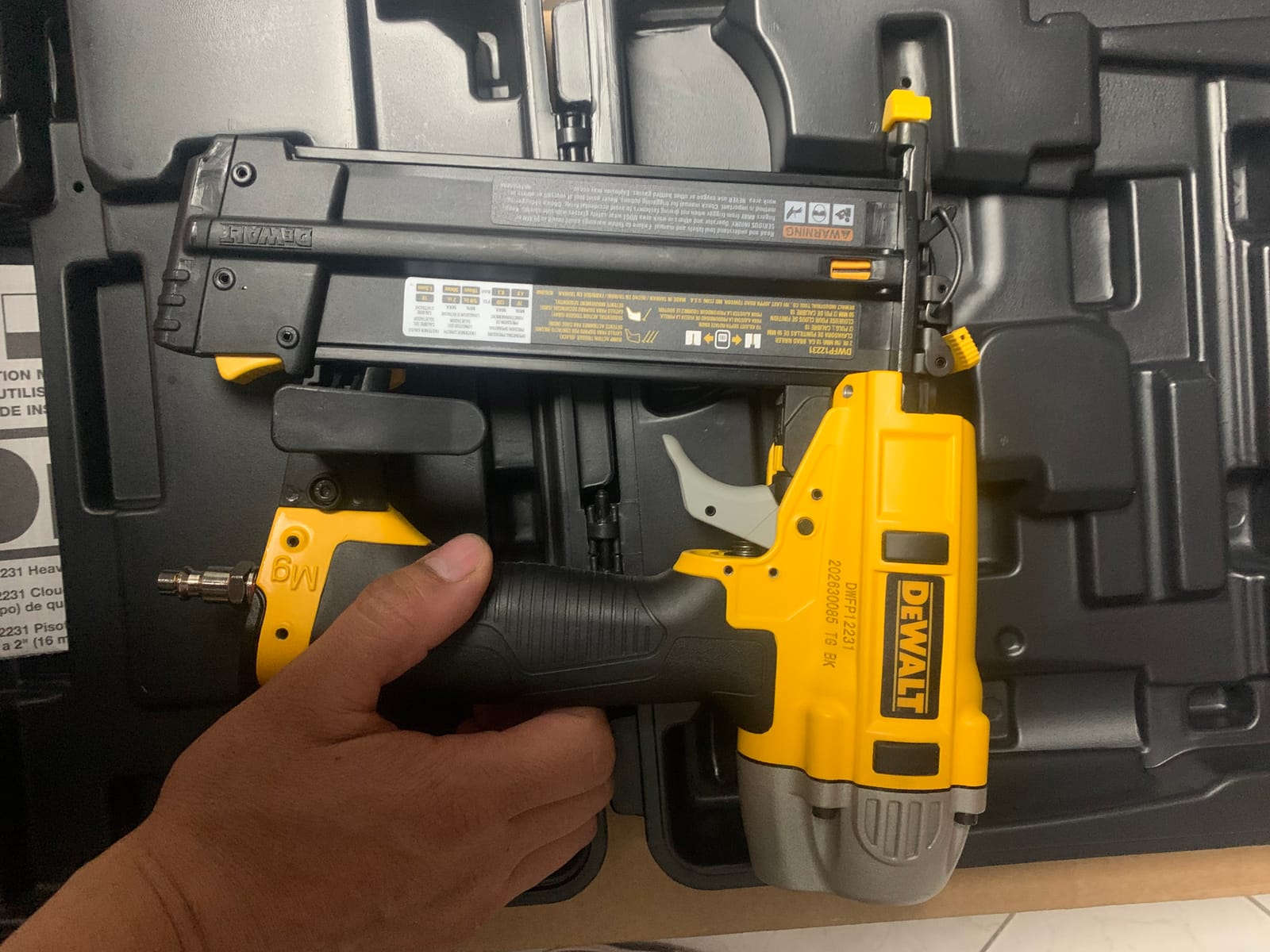 DEWALT Brad Nailer Kit, 18GA, 5/8-Inch to 2-Inch, Pneumatic (DWFP12231) customer photo 1