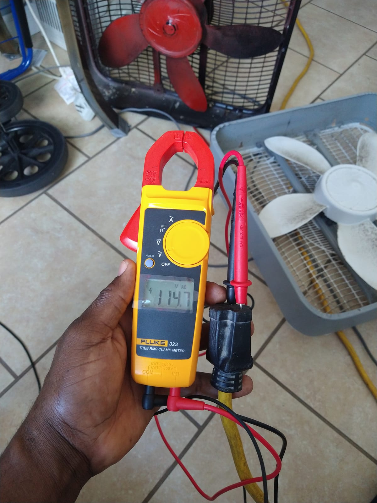 Fluke 323 Clamp Meter for Commercial/Residential Electricians, Measures AC Current to 400 A & AC/DC Voltage to 600 V, Resistance and Continuity, Includes 2 Year Warranty and Soft Carrying Case customer photo 1