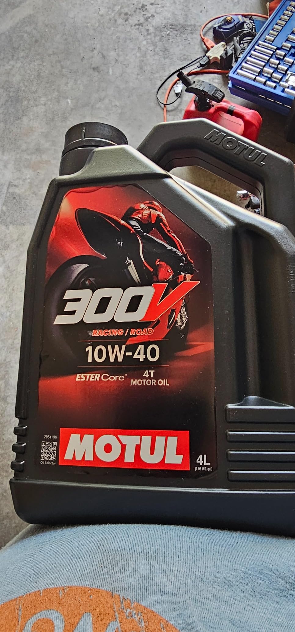 Motul 300V Factory Line Road Racing 10W40 4T Synthetic Racing Motor Oil with ESTER Core® Technology for Maximum Power and Protection 4L (10W40, 4L) customer photo 2