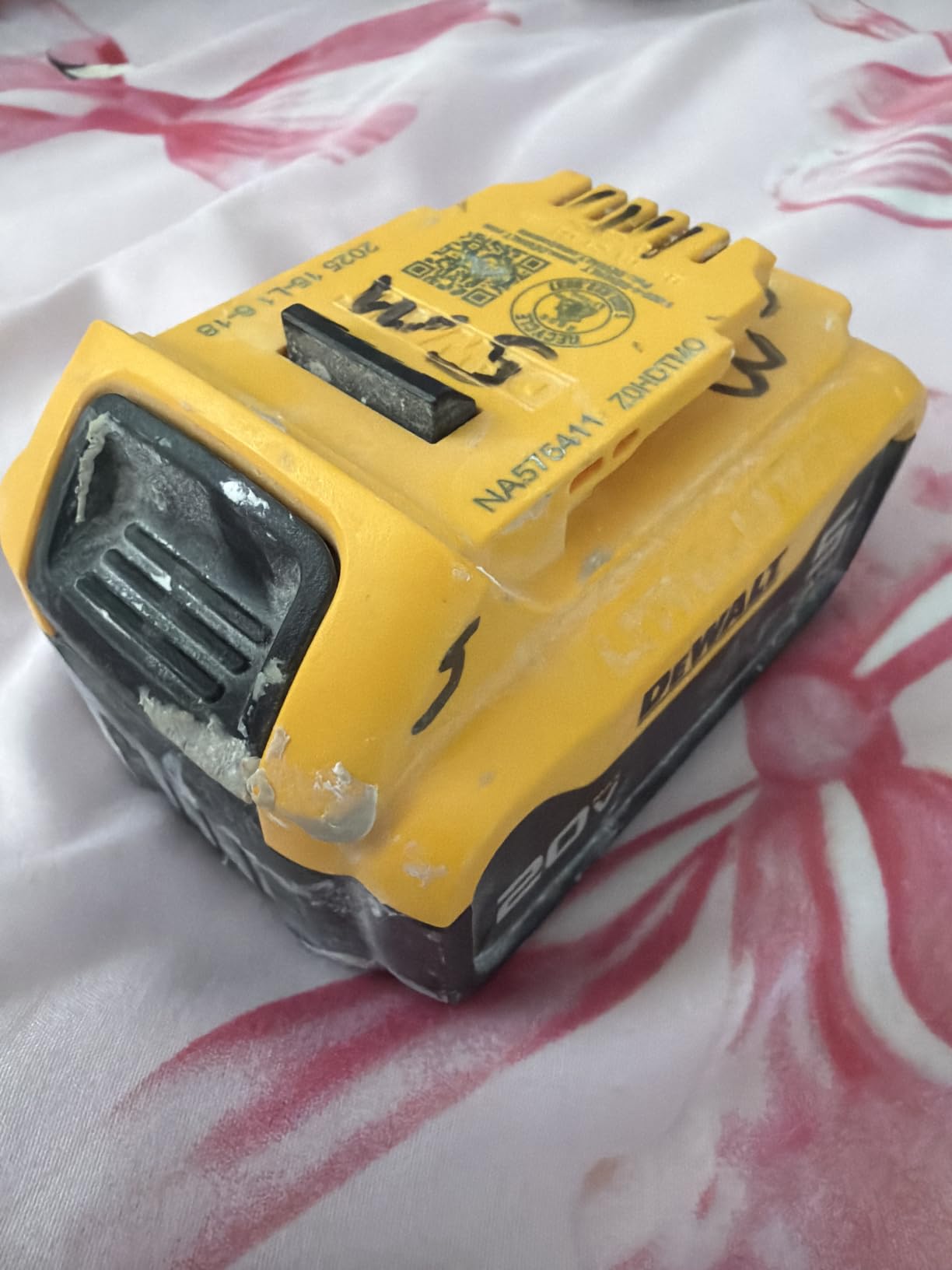 DEWALT 20V MAX Battery, Lithium Ion, 5.0Ah (DCB205) customer photo 2