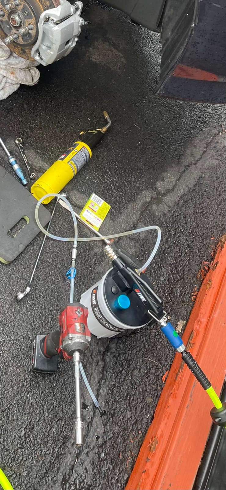 EWK 23 Pcs Pneumatic Brake Bleeder Kit, 2L Vacuum Pump & 1L Refilling Bottle customer photo 1