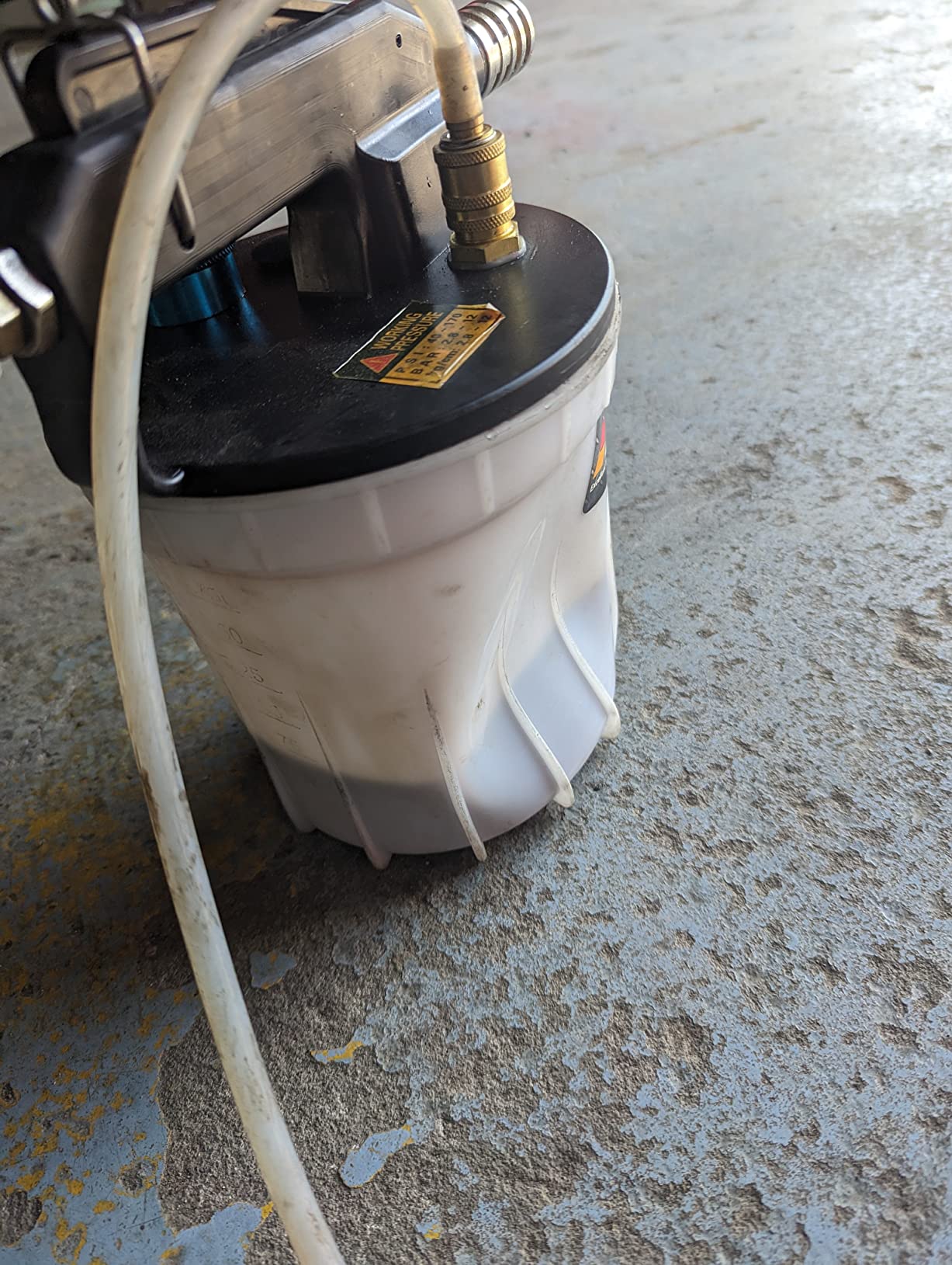 EWK 23 Pcs Pneumatic Brake Bleeder Kit, 2L Vacuum Pump & 1L Refilling Bottle customer photo 2