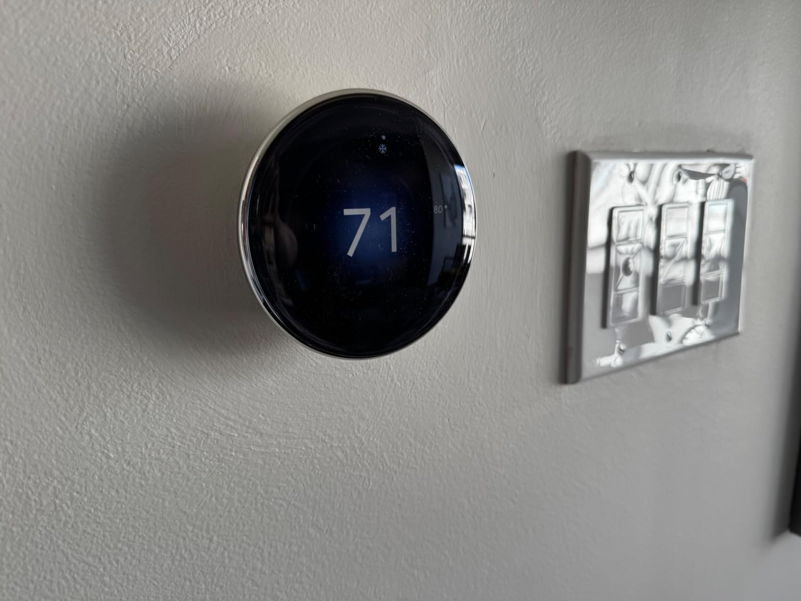 Google Nest Learning Thermostat (4th Gen, 2024) with Nest Temperature Sensor - Energy Saving Smart Thermostat - Compatible with Alexa, Apple HomeKit and Google Home App - Polished Gold customer photo 1