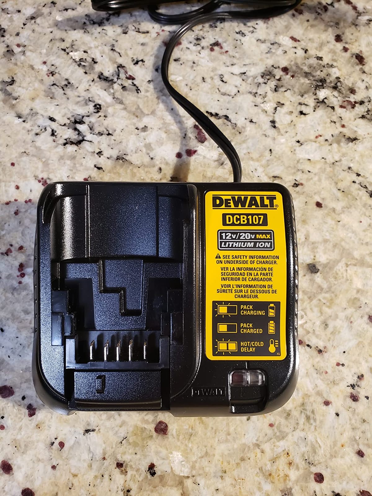 DeWALT DCB107 12V/20V MAX Lithium Ion Charger (Bulk Packed) customer photo 1