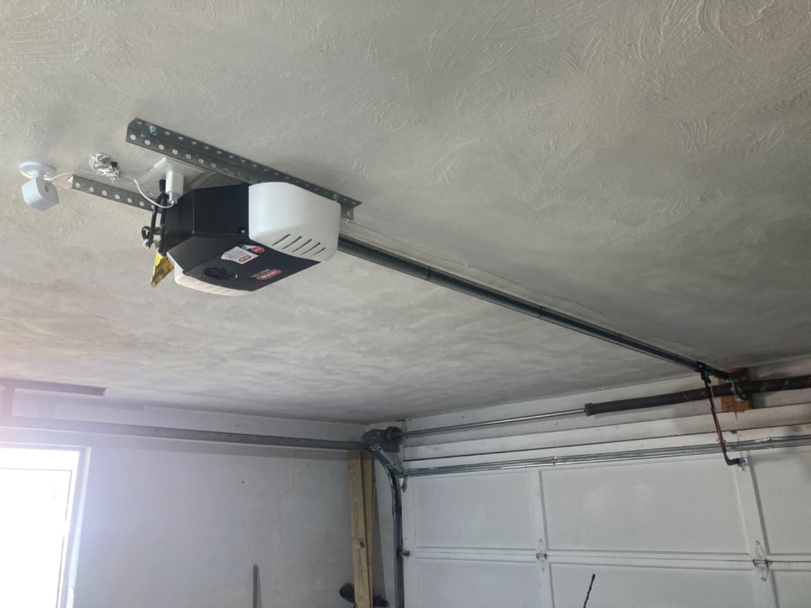 Genie Chain Drive 750 3/4 HPc Garage Door Opener w/Battery Backup - Heavy Duty - Operate your garage door when the primary power is out - Wireless Keypad Included, Model 7035-TKV,BLACK customer photo 1