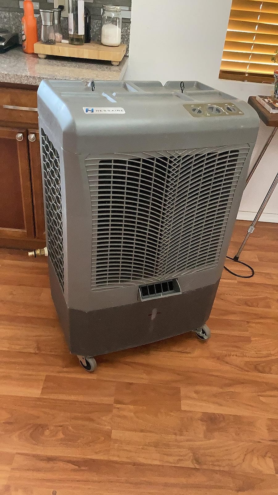 Hessaire MC37M Indoor or Outdoor Portable Oscillating Evaporative Swamp Air Cooler for 950 Square Feet of Space with Water Reservoir customer photo 1
