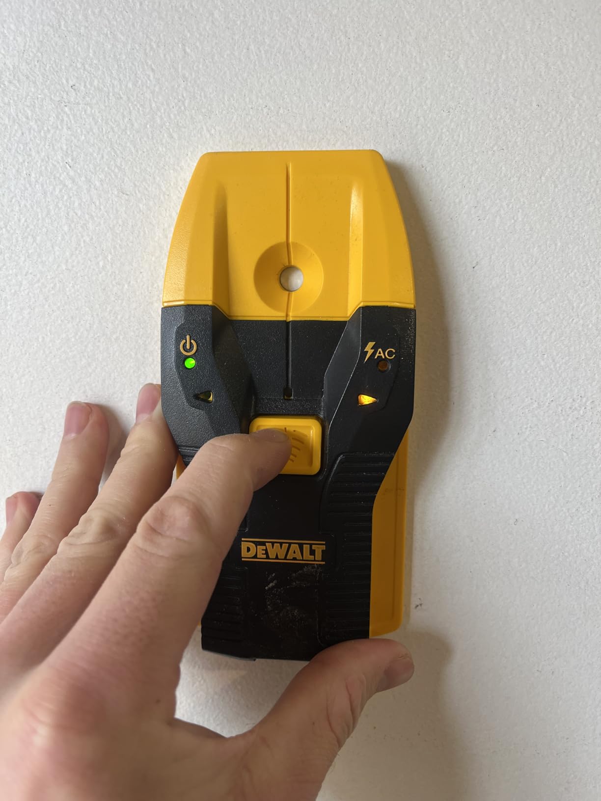 DEWALT Stud Finder, 3/4”, Locate Framing Studs Efficiently with LED Arrows, Ideal for Wood and Metal, AAA Batteries Included (DW0100) customer photo 2