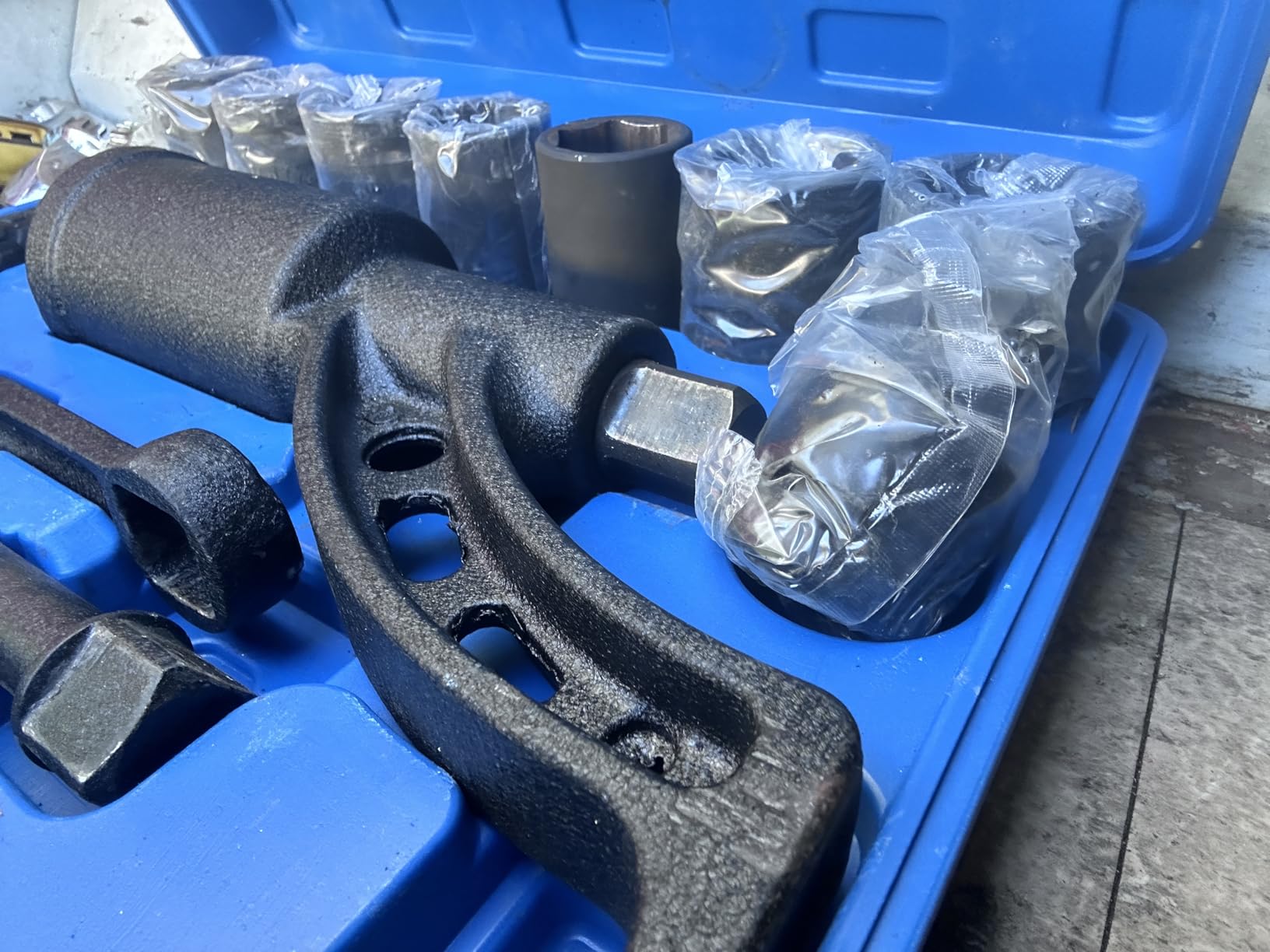 WINTOOLS Torque Multiplier Labor Saving Lug Nut Wrench W/ 8 Cr-v Socket customer photo 1
