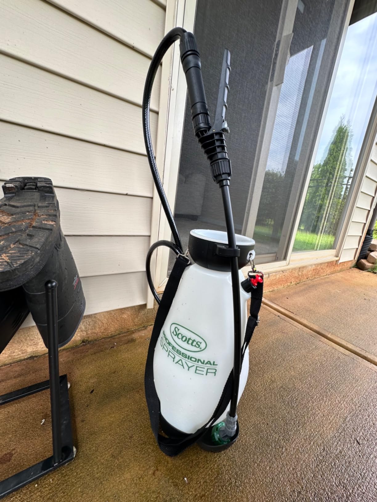 Scotts 2 Gallon Lithium-Ion Battery Powered Sprayer with Pump Zero Technology, Rechargeable Lawn & Garden Tank Sprayer, Model 190567 customer photo 2