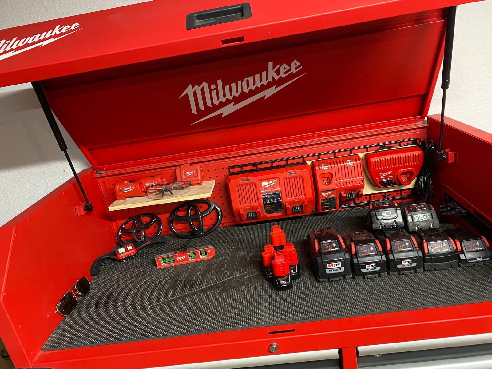 Milwaukee Electric - M18 Dual Bay SIMULTANEOUS Rapid Charger,18V customer photo 2