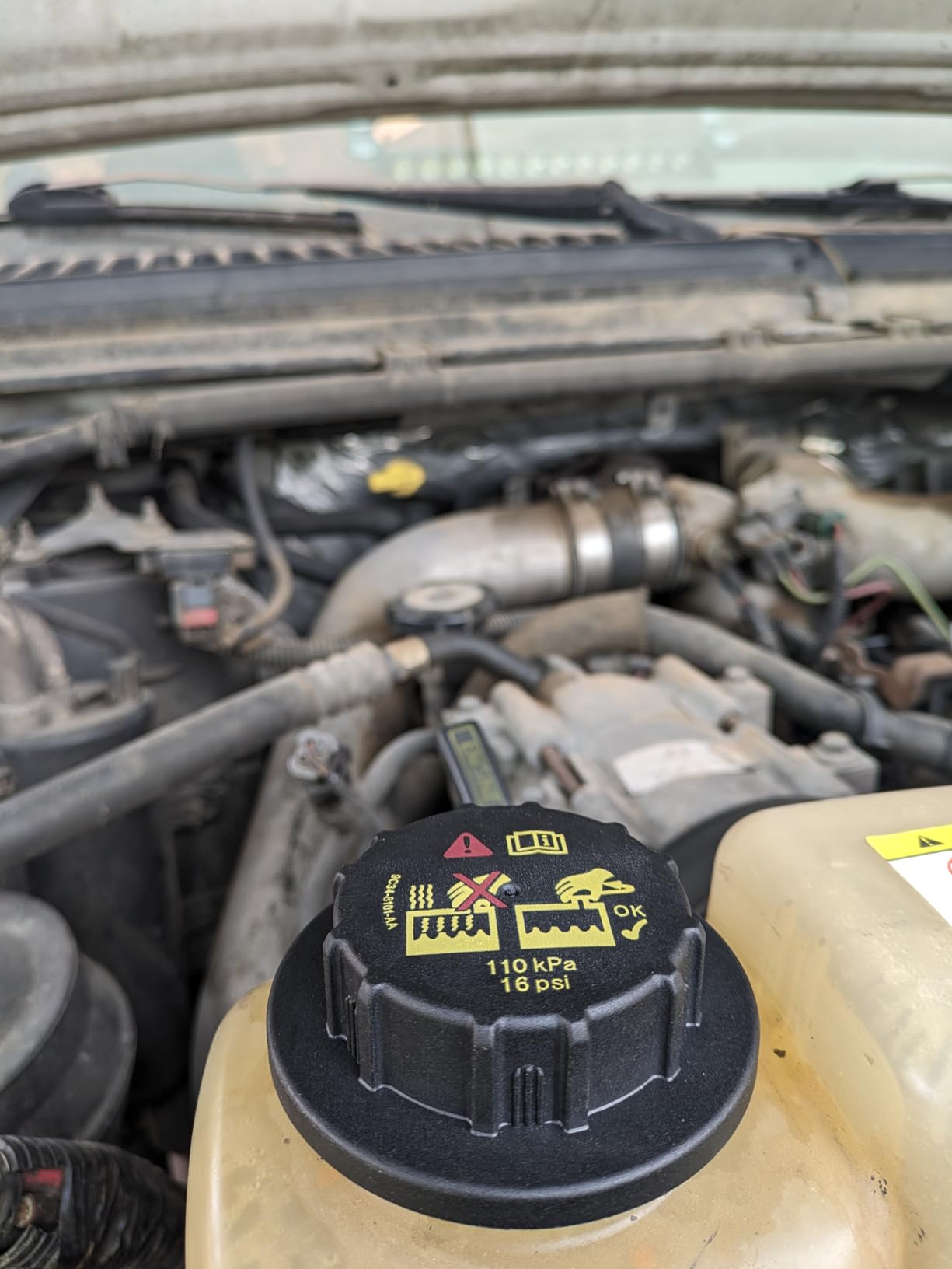 Radiator Pressure Cap, Coolant Reservoir Cap Replace RS-527, RS527, 9C3Z-8101-B, 9C3Z8101B Compatible with Ford 6.0 7.3 Powerstroke - Explorer F150 F250 F350 Mustang Taurus, Lincoln, Mercury, More customer photo 1