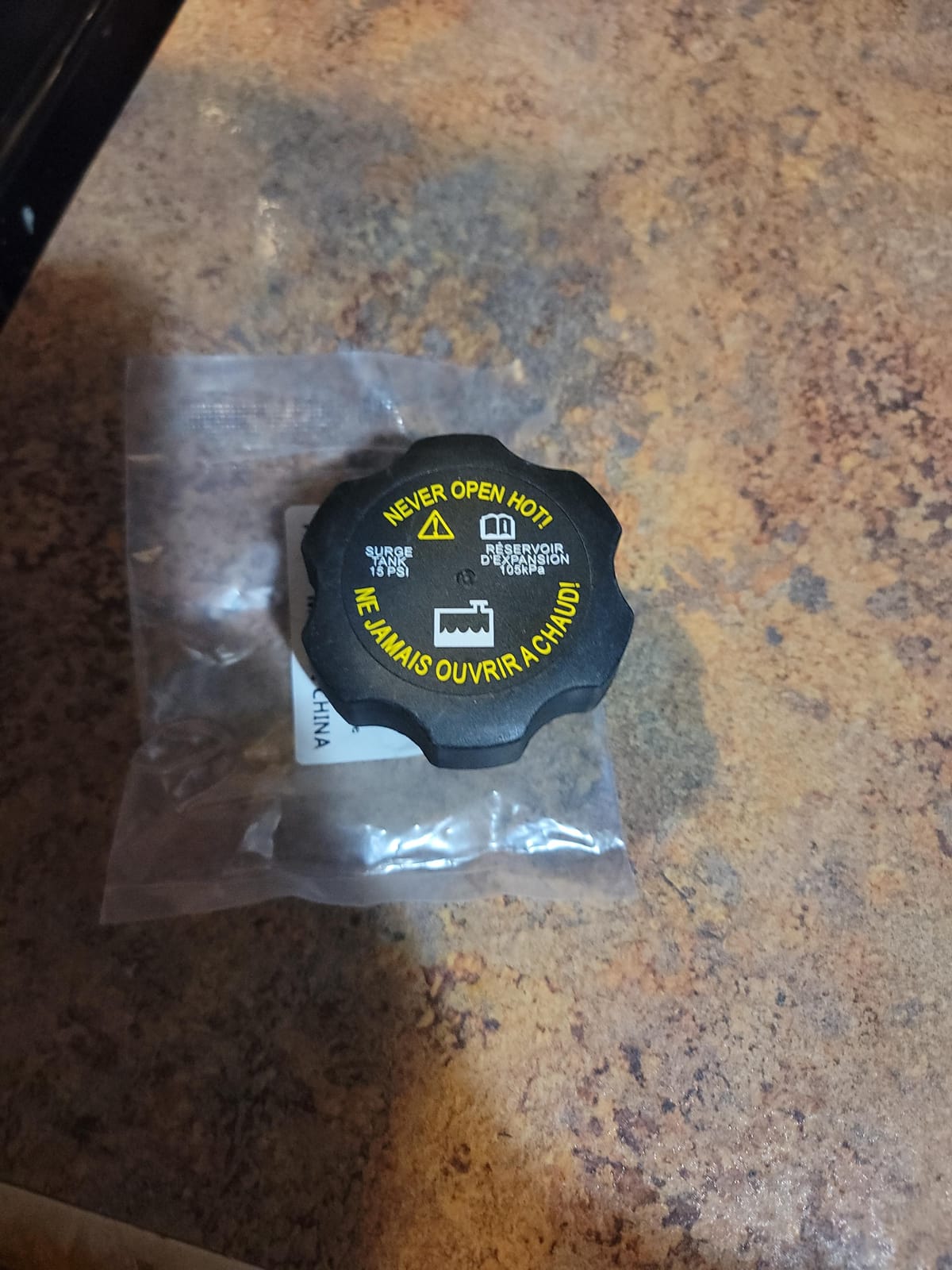 Radiator Pressure Cap, Coolant Reservoir Cap Replace RS-527, RS527, 9C3Z-8101-B, 9C3Z8101B Compatible with Ford 6.0 7.3 Powerstroke - Explorer F150 F250 F350 Mustang Taurus, Lincoln, Mercury, More customer photo 2