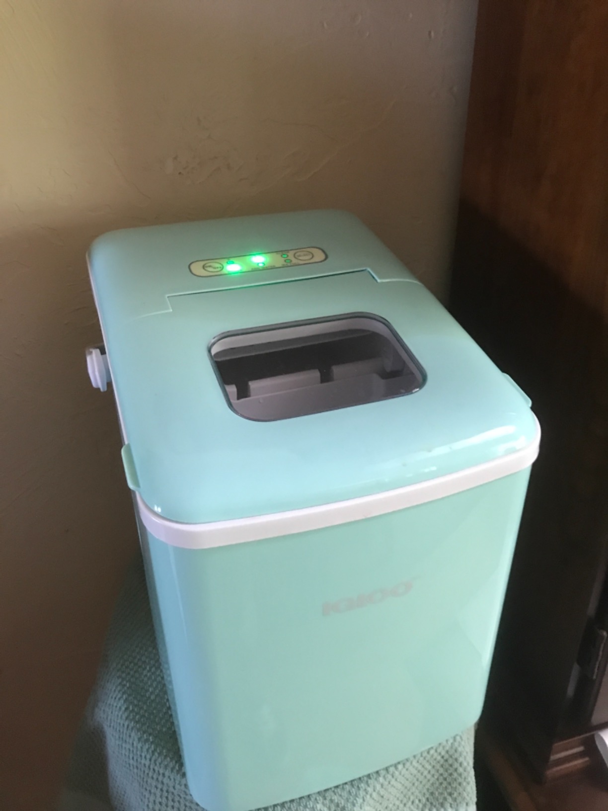 Igloo Automatic Self-Cleaning Portable Electric Countertop Ice Maker Machine with Handle, 26 Pounds in 24 Hours, 9 Ice Cubes Ready in 7 Minutes, with Ice Scoop and Basket customer photo 1