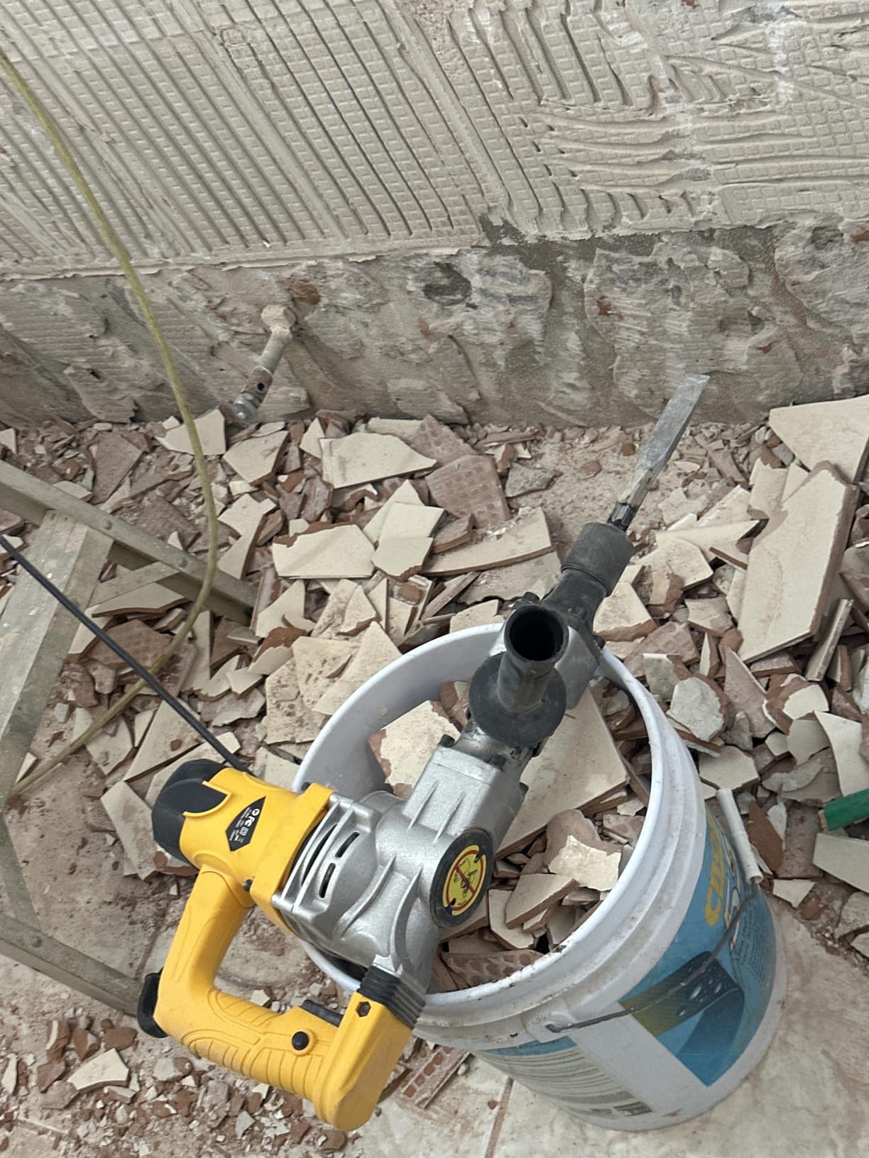 VEVOR Demolition Jack Hammer, MAX 1400W Electric Jackhammer Heavy Duty, 2900 BPM Concrete Breaker 2pcs Chisels Bits Chipping W/Case, Gloves customer photo 2