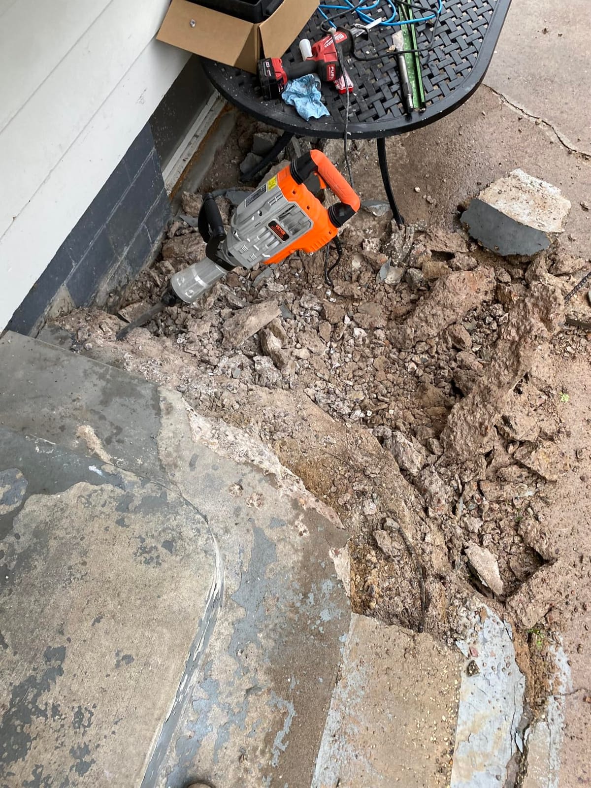VEVOR Demolition Jack Hammer, 3500W Jack Hammer Concrete Breaker 1900 BPM Heavy Duty Electric Jack Hammer, 2pcs Chisel w/Gloves & 360°C Swiveling Front Handle for Trenching and Breaking Holes customer photo 1
