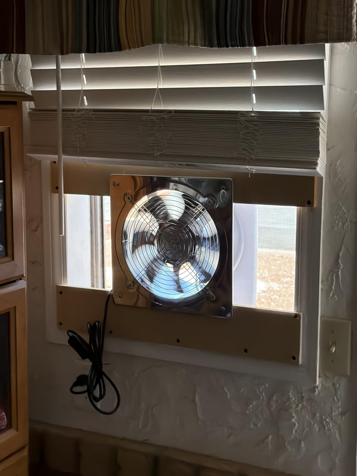 HG Power 10 Inch Metal Exhaust Fan with Switch, 988 CFM Powerful Garage Exhaust Fan with Damper, Potable Wall Mount Fan Fume Extractor Ventilation Fan for Shop, Shed, Basement, Chicken Coop, Silver customer photo 2
