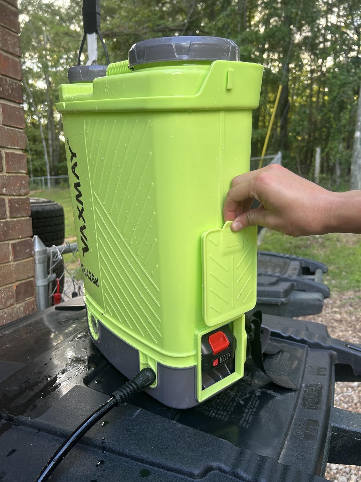 Battery Powered Backpack Sprayer 4 Gallon, VAXMAY 100 PSI Electric Garden Sprayer Works with Makita 18V Battery, Weed Yard Sprayer with Telescopic Wand, 5 Nozzles, 2.6 Ah Battery & Charger Included customer photo 1